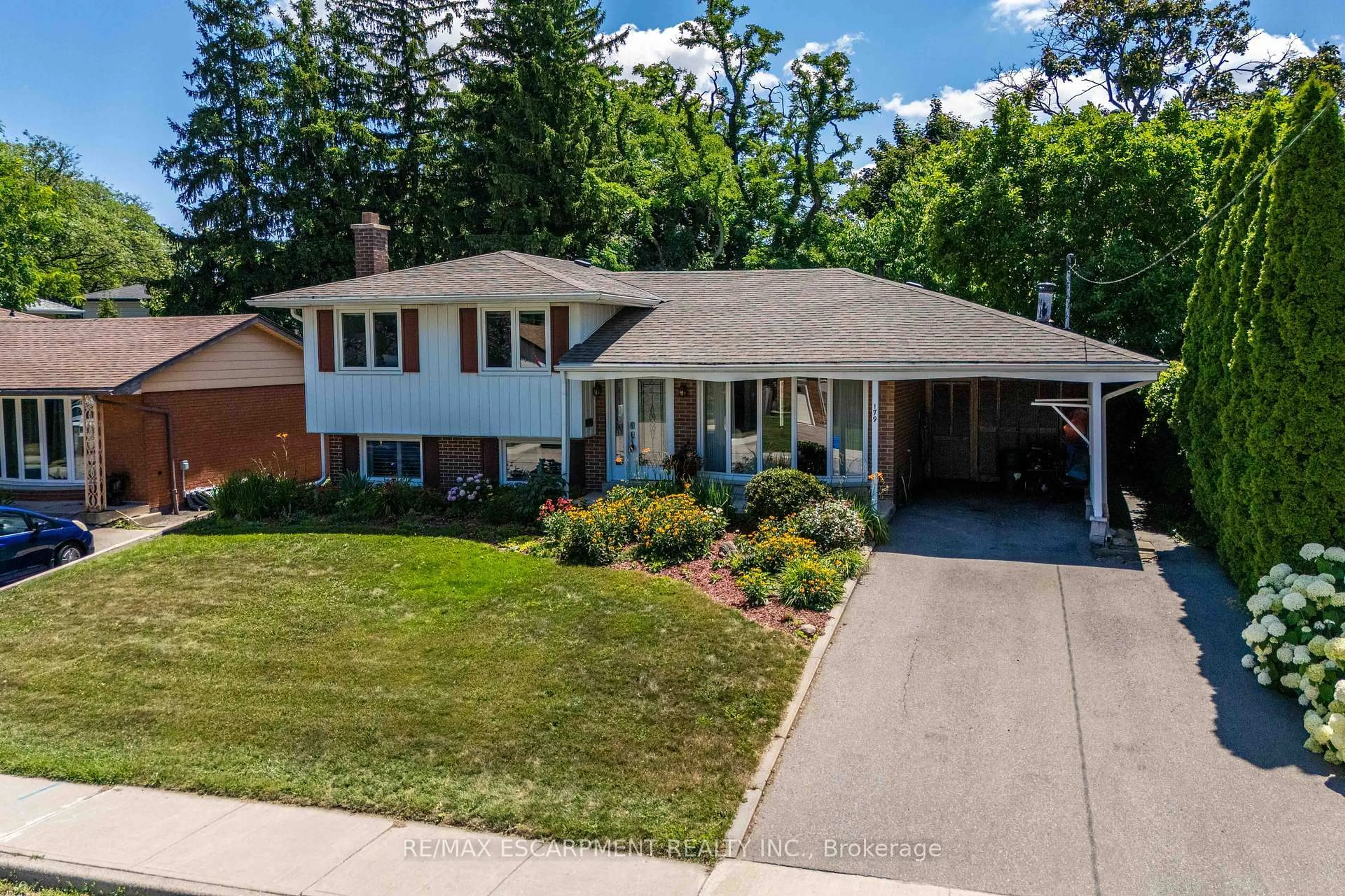 A pic from outside/outdoor area/front of a property/back of a property/a pic from drone, street for 179 Buckingham Dr, Hamilton Ontario L9C 2G9