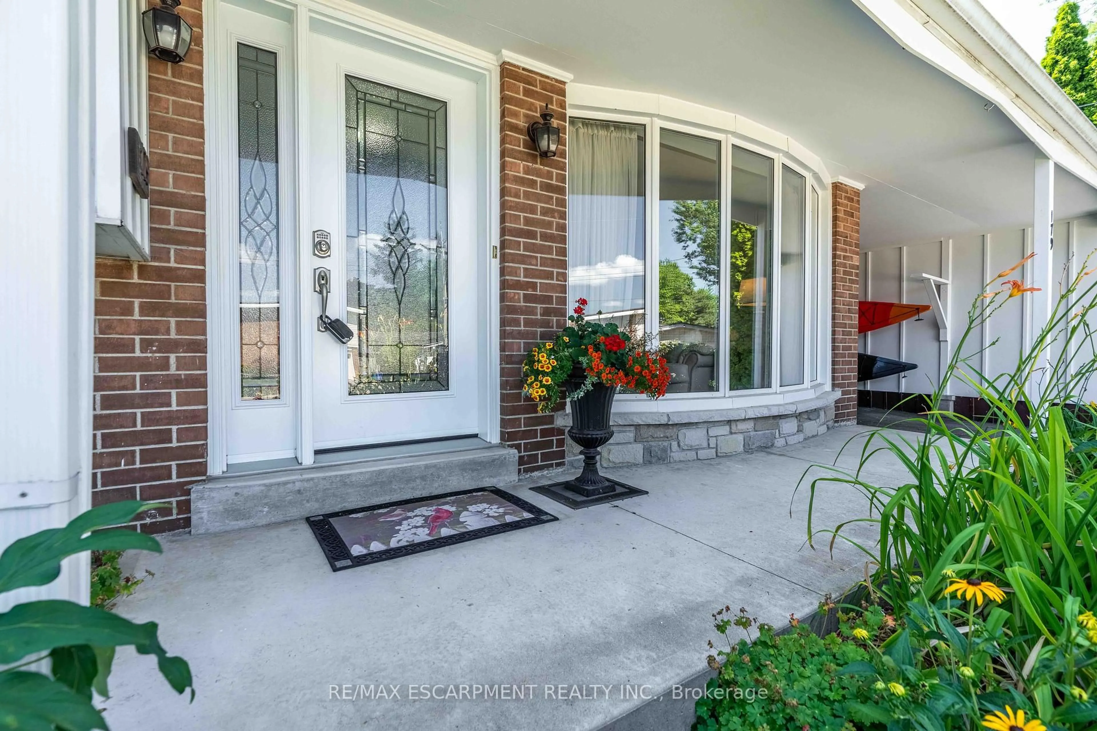 Indoor entryway for 179 Buckingham Dr, Hamilton Ontario L9C 2G9