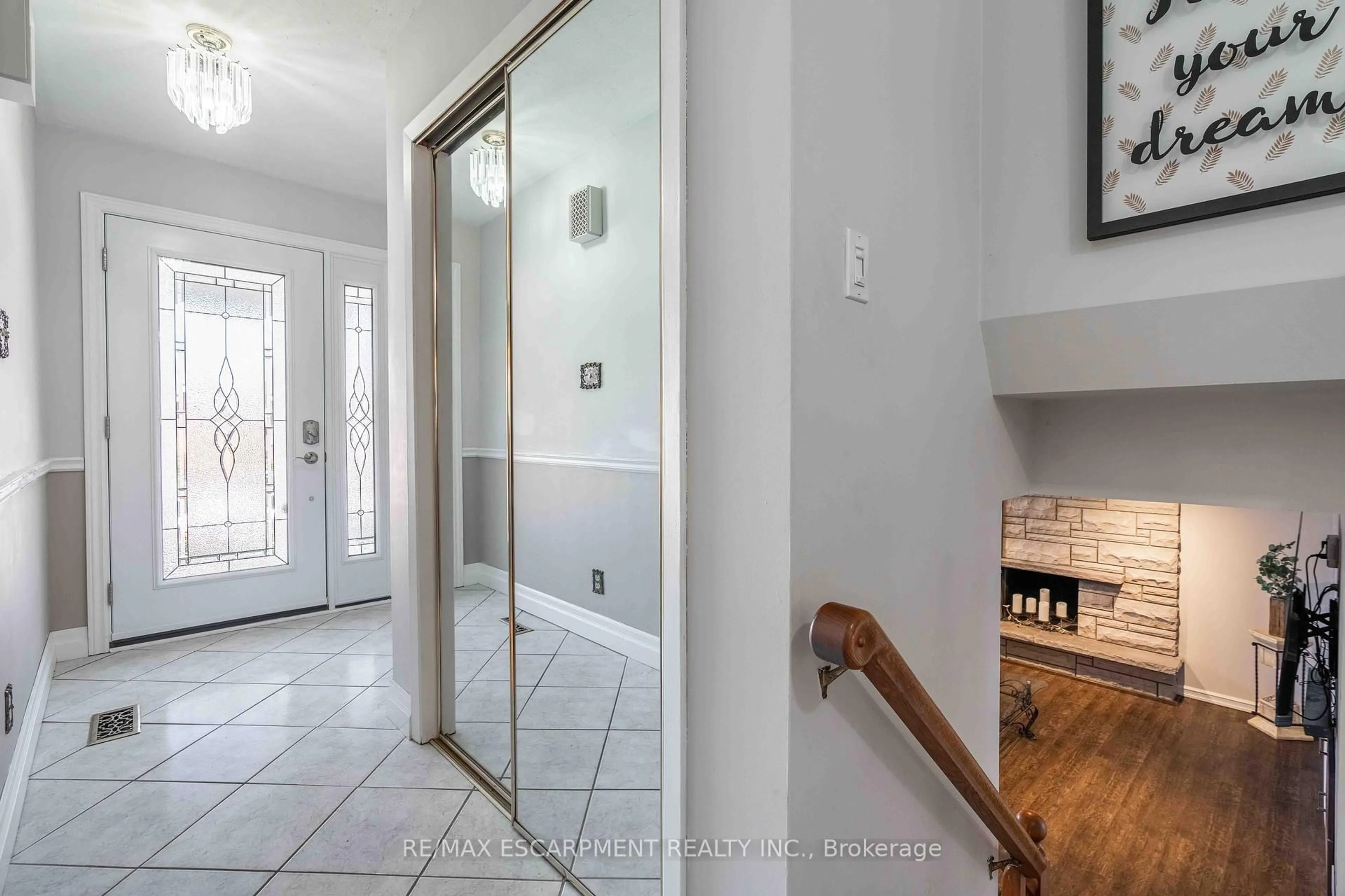 Indoor entryway for 179 Buckingham Dr, Hamilton Ontario L9C 2G9