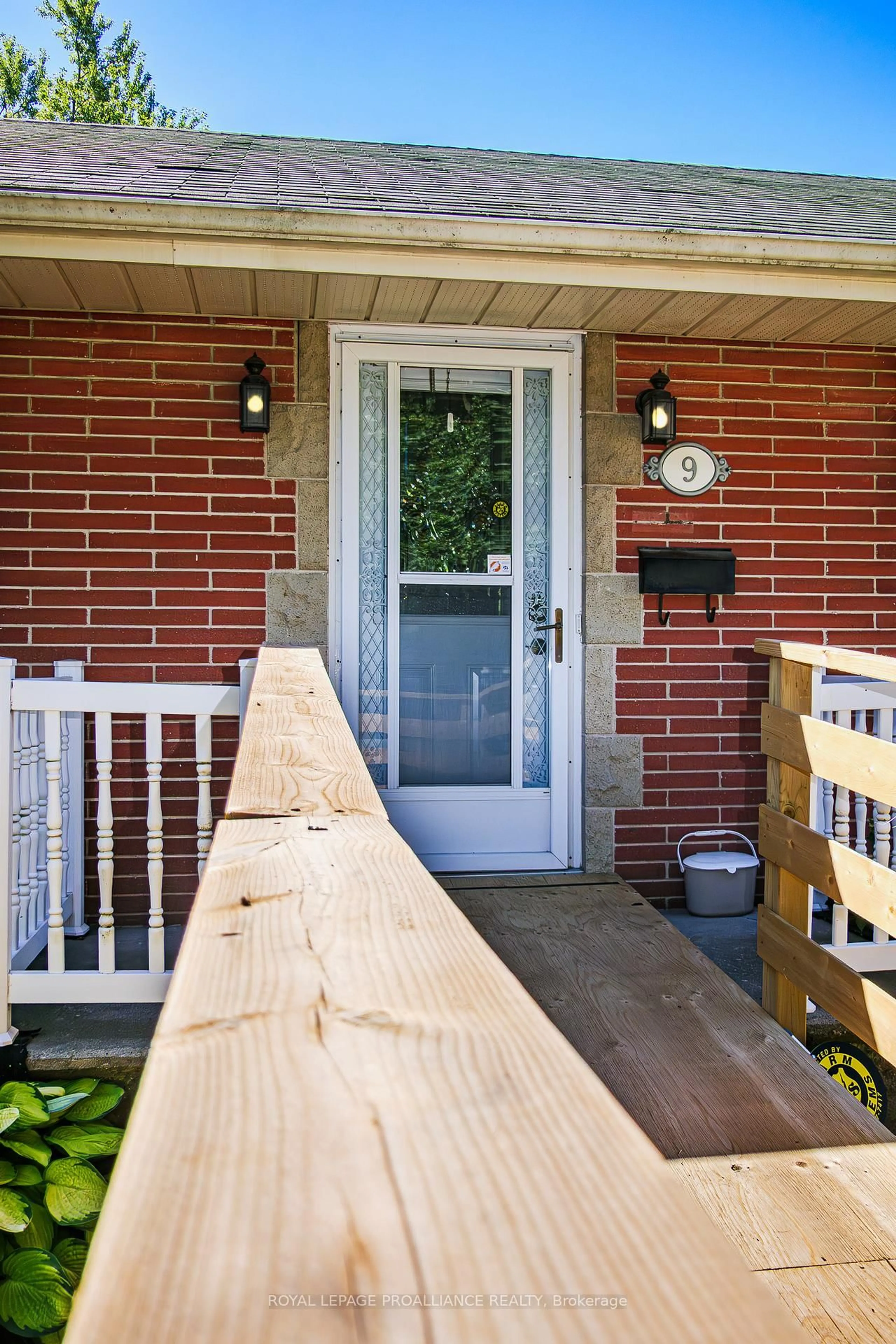 Indoor entryway for 9 Maple Dr, Belleville Ontario K8P 2P7