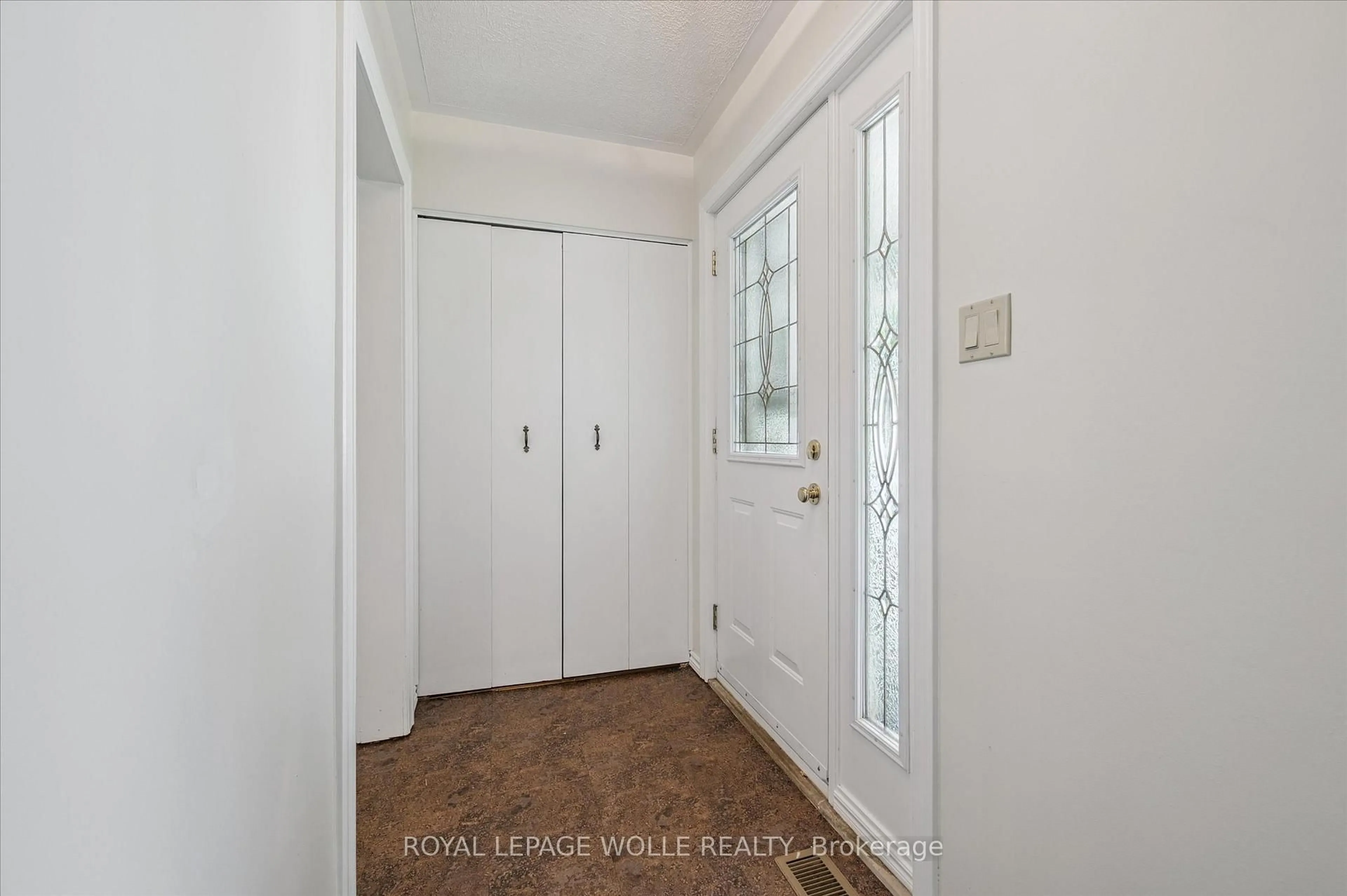 Indoor entryway for 218 Overlea Dr, Kitchener Ontario N2M 1T3