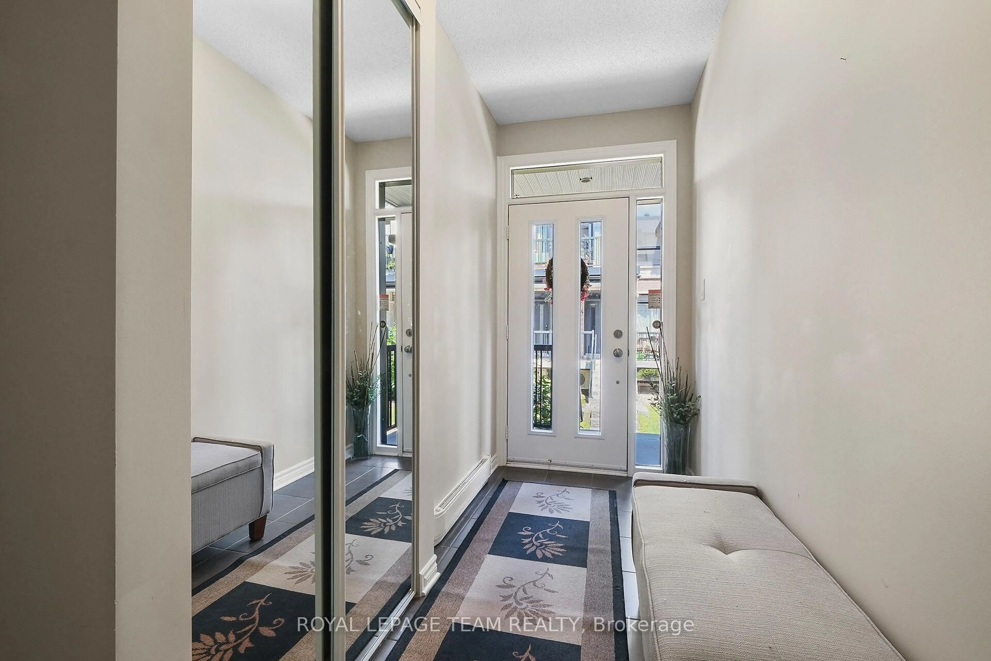 Indoor entryway for 220 Pembina Private, Ottawa Ontario K4M 0G7