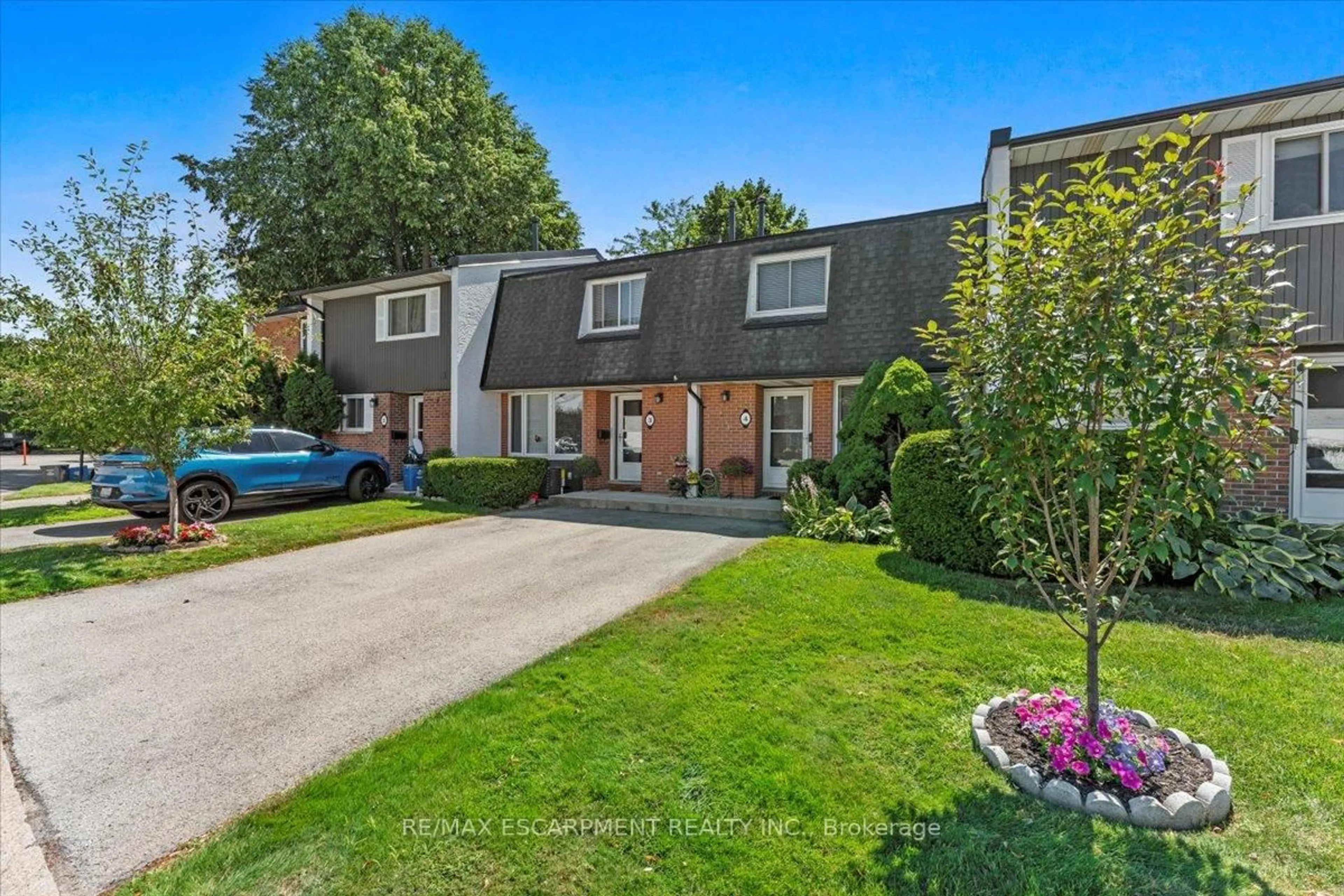 A pic from outside/outdoor area/front of a property/back of a property/a pic from drone, street for 77 Linwell Rd #4, St. Catharines Ontario L2N 6R1