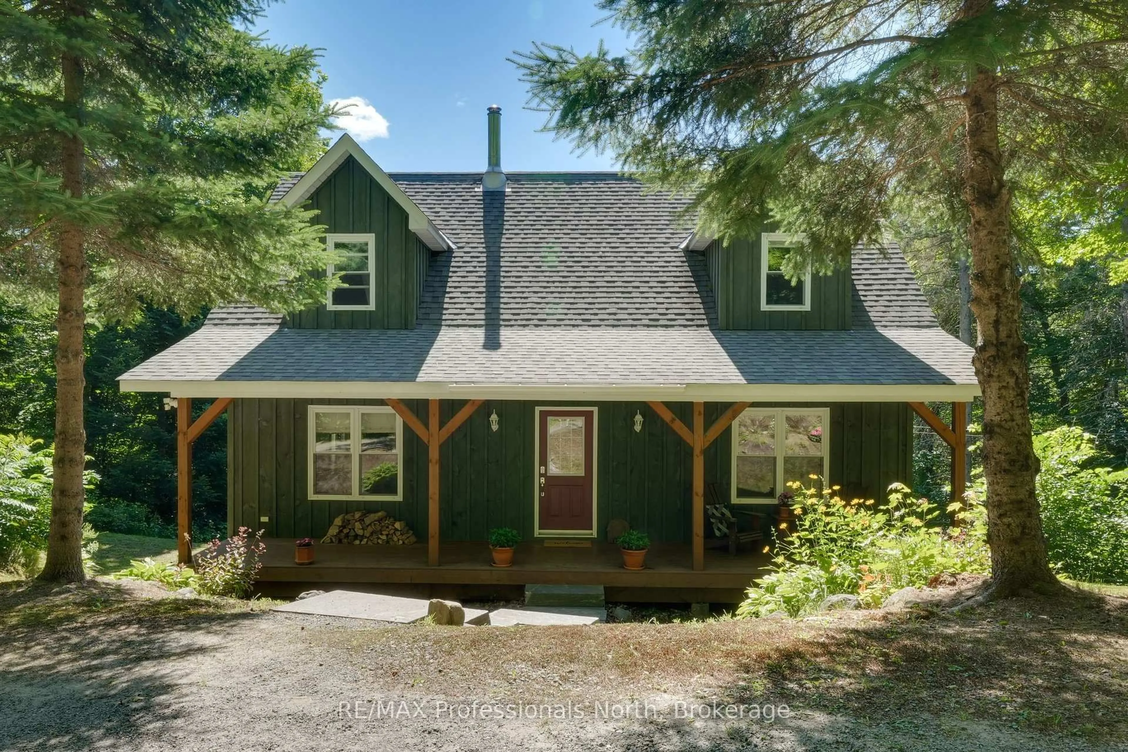 Home with vinyl exterior material, street for 1237 Williamsport Rd, Huntsville Ontario P1H 2J4
