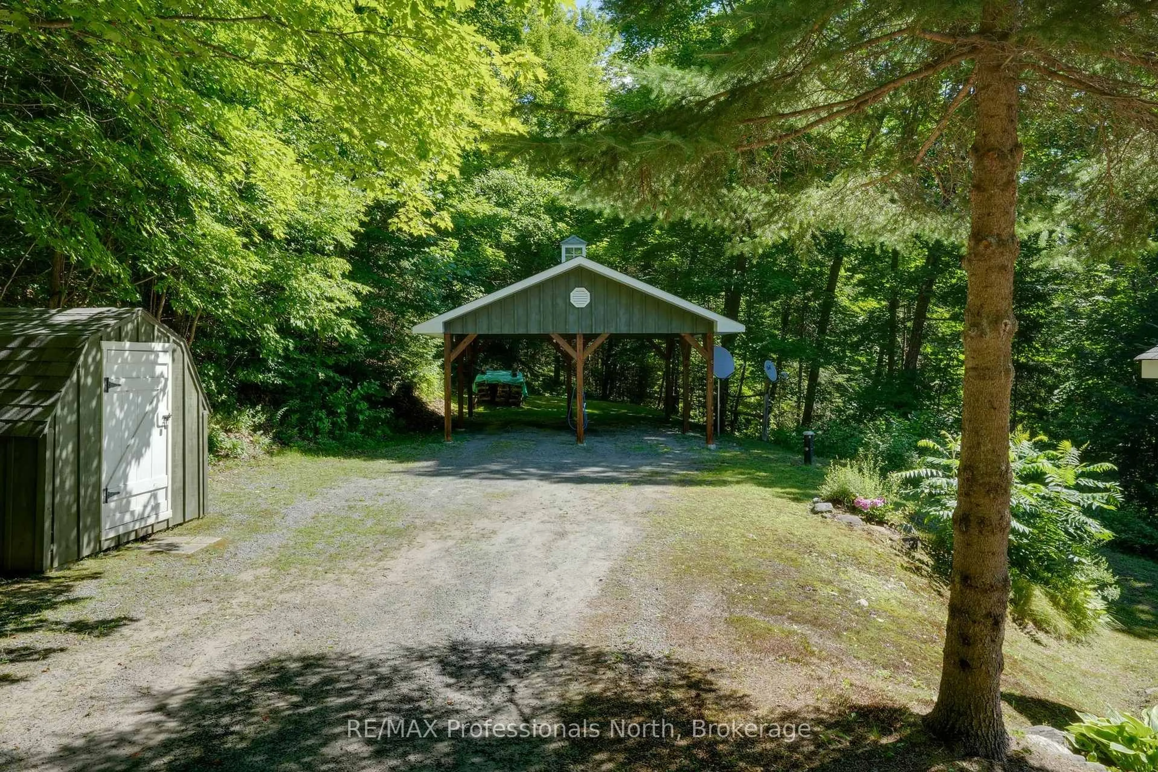 A pic from outside/outdoor area/front of a property/back of a property/a pic from drone, unknown for 1237 Williamsport Rd, Huntsville Ontario P1H 2J4
