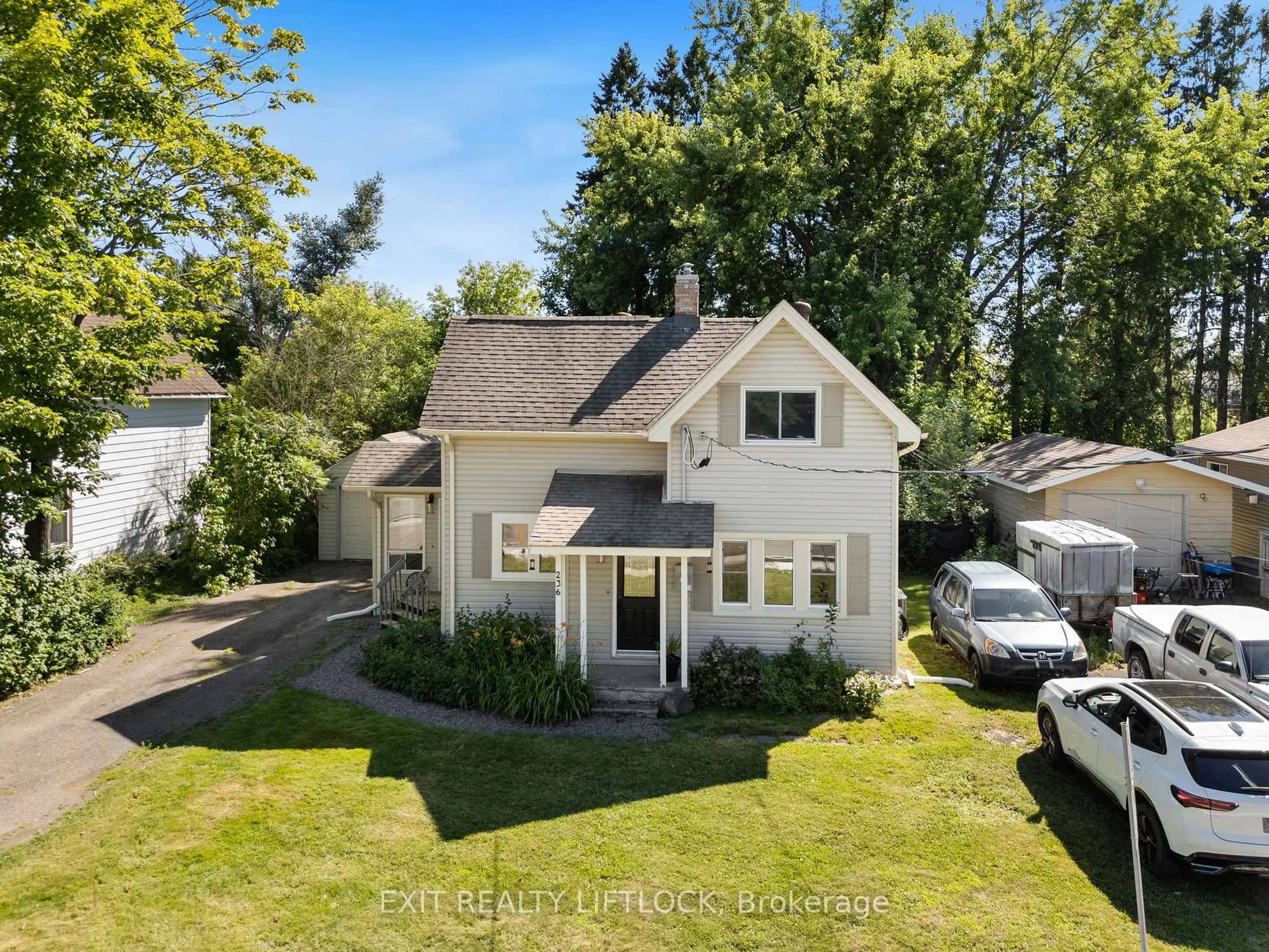 A pic from outside/outdoor area/front of a property/back of a property/a pic from drone, street for 236 Hiram St, Bracebridge Ontario P1L 1R7