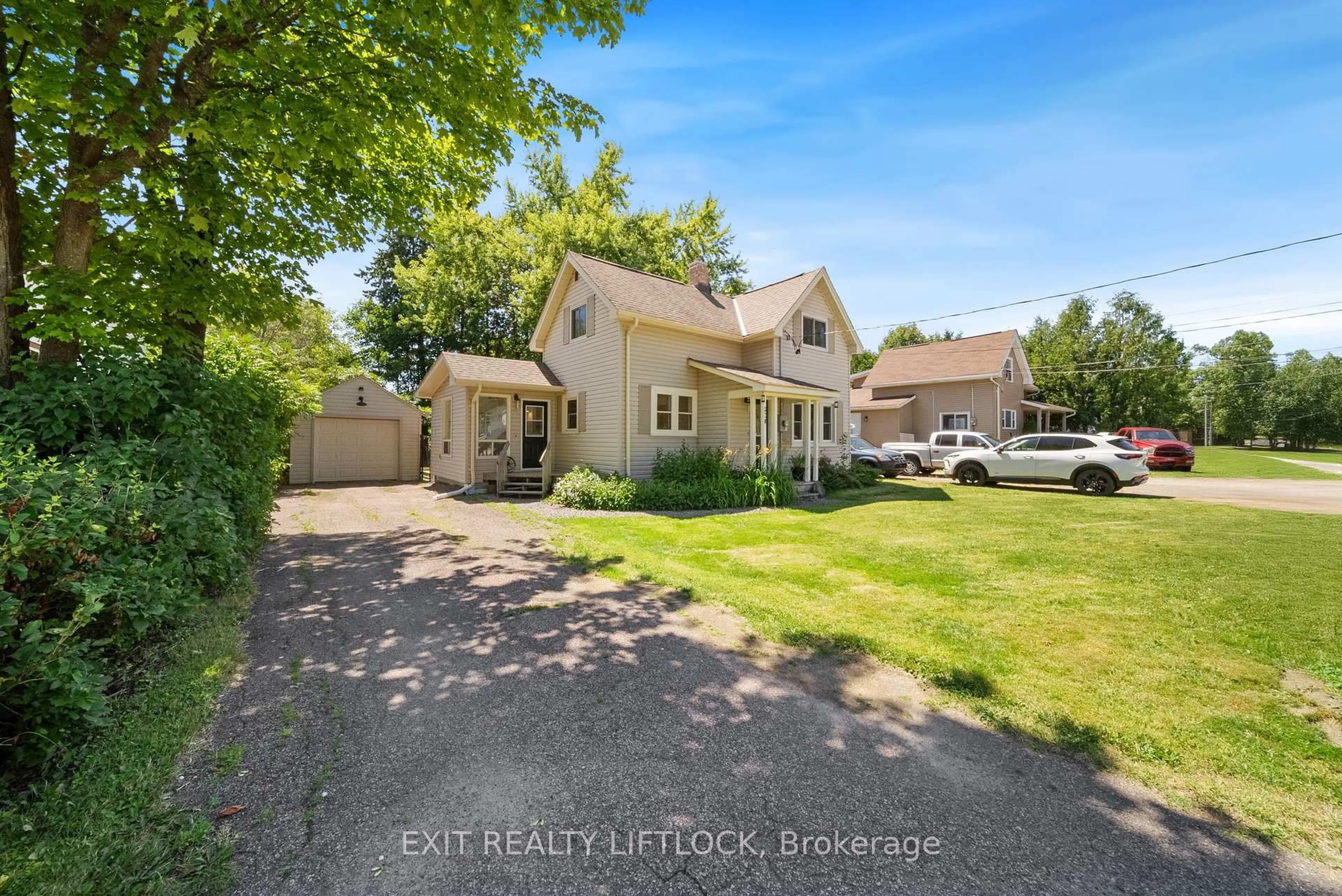 A pic from outside/outdoor area/front of a property/back of a property/a pic from drone, street for 236 Hiram St, Bracebridge Ontario P1L 1R7