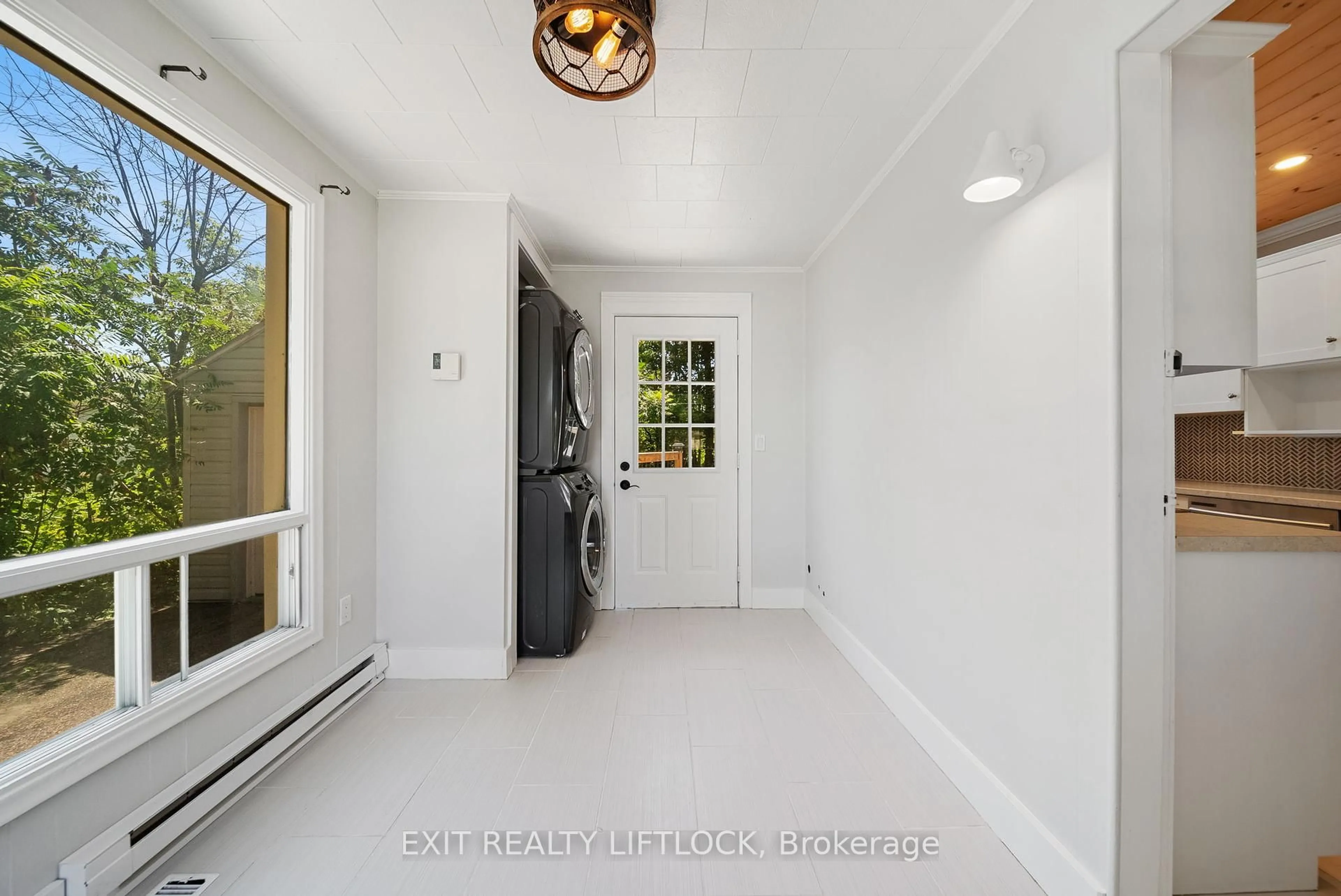 Indoor entryway for 236 Hiram St, Bracebridge Ontario P1L 1R7