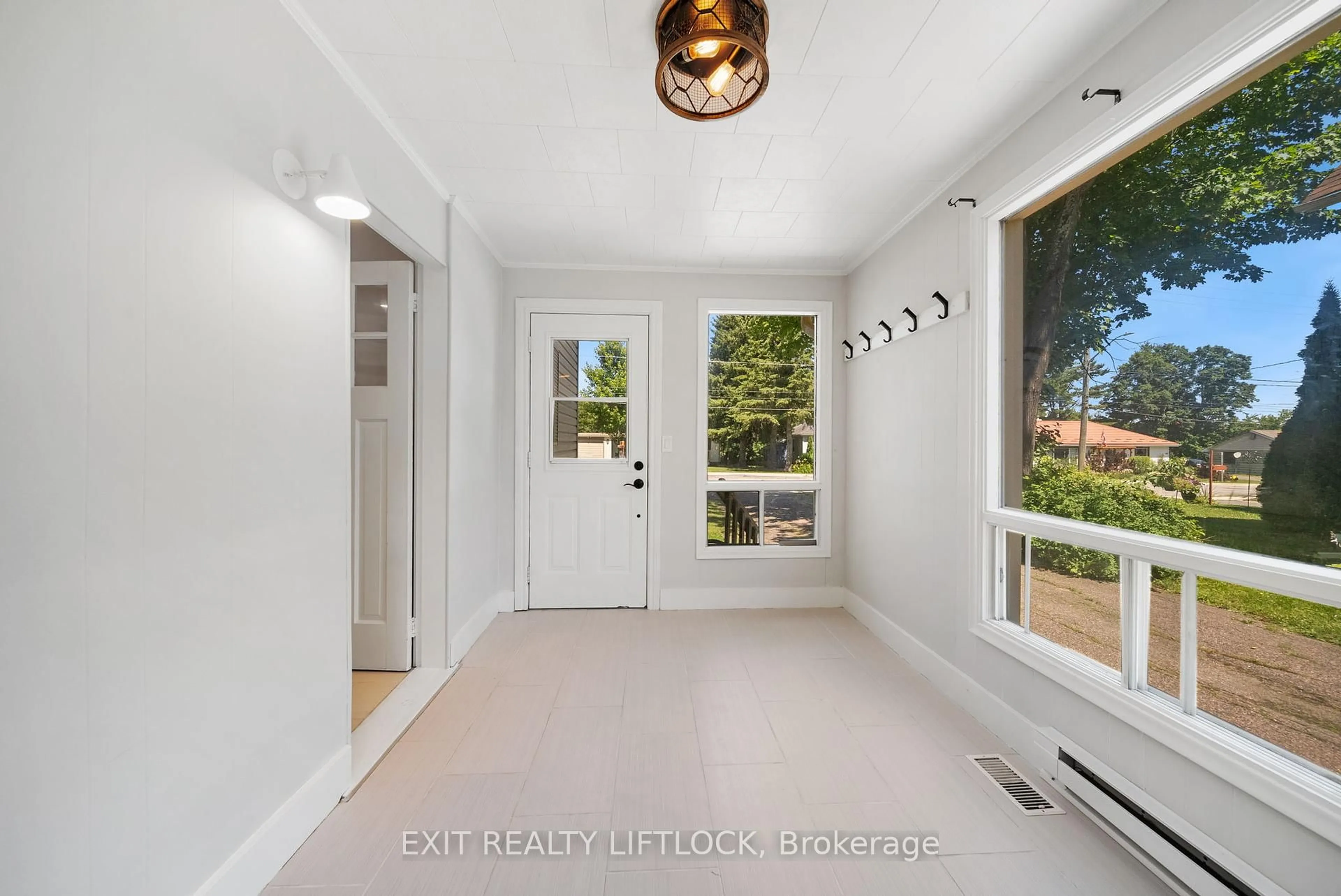 Indoor entryway for 236 Hiram St, Bracebridge Ontario P1L 1R7