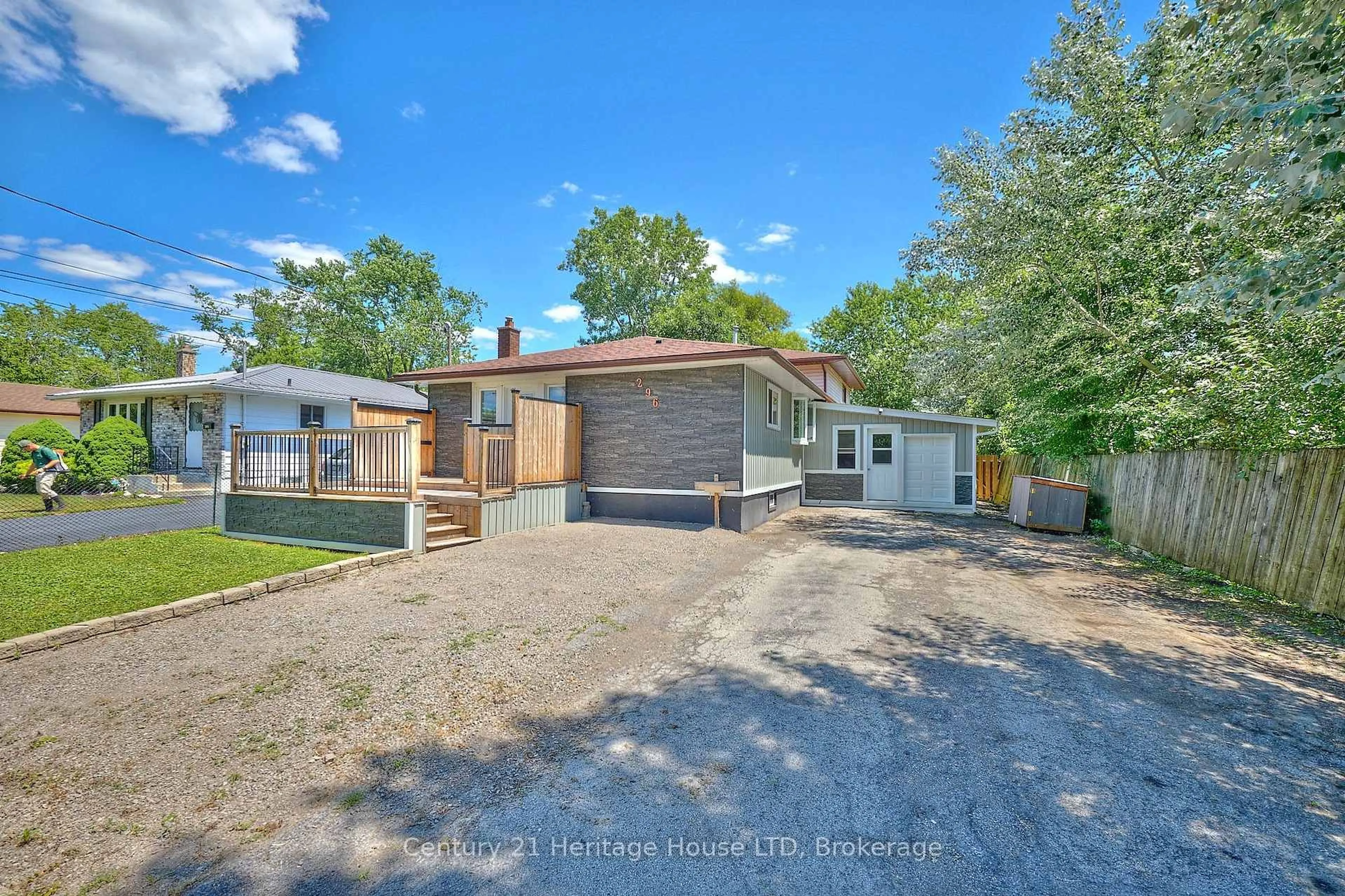 A pic from outside/outdoor area/front of a property/back of a property/a pic from drone, street for 296 Rose Ave, Fort Erie Ontario L2A 4M1