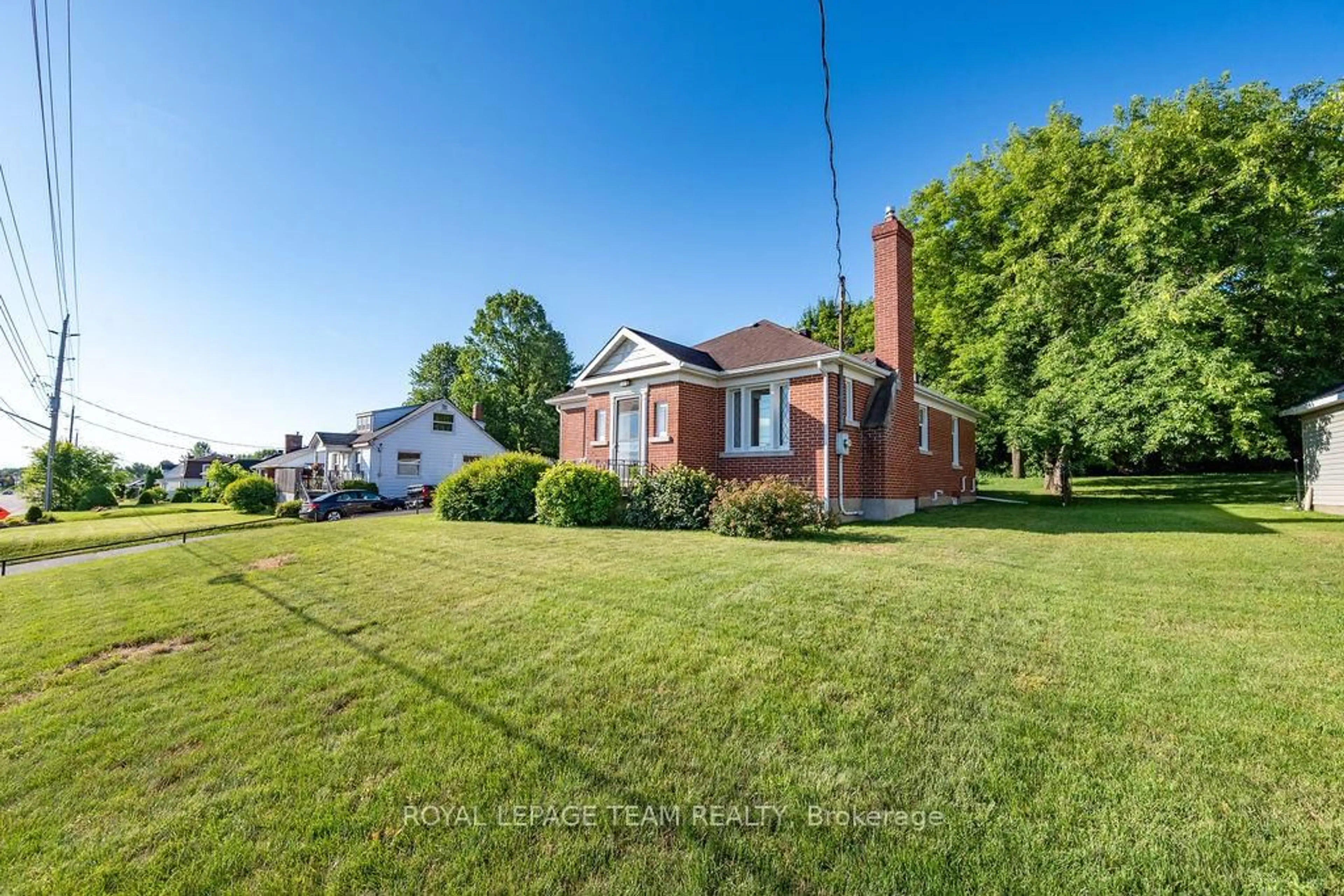 A pic from outside/outdoor area/front of a property/back of a property/a pic from drone, unknown for 602 Pembroke St, Pembroke Ontario K8A 3L6