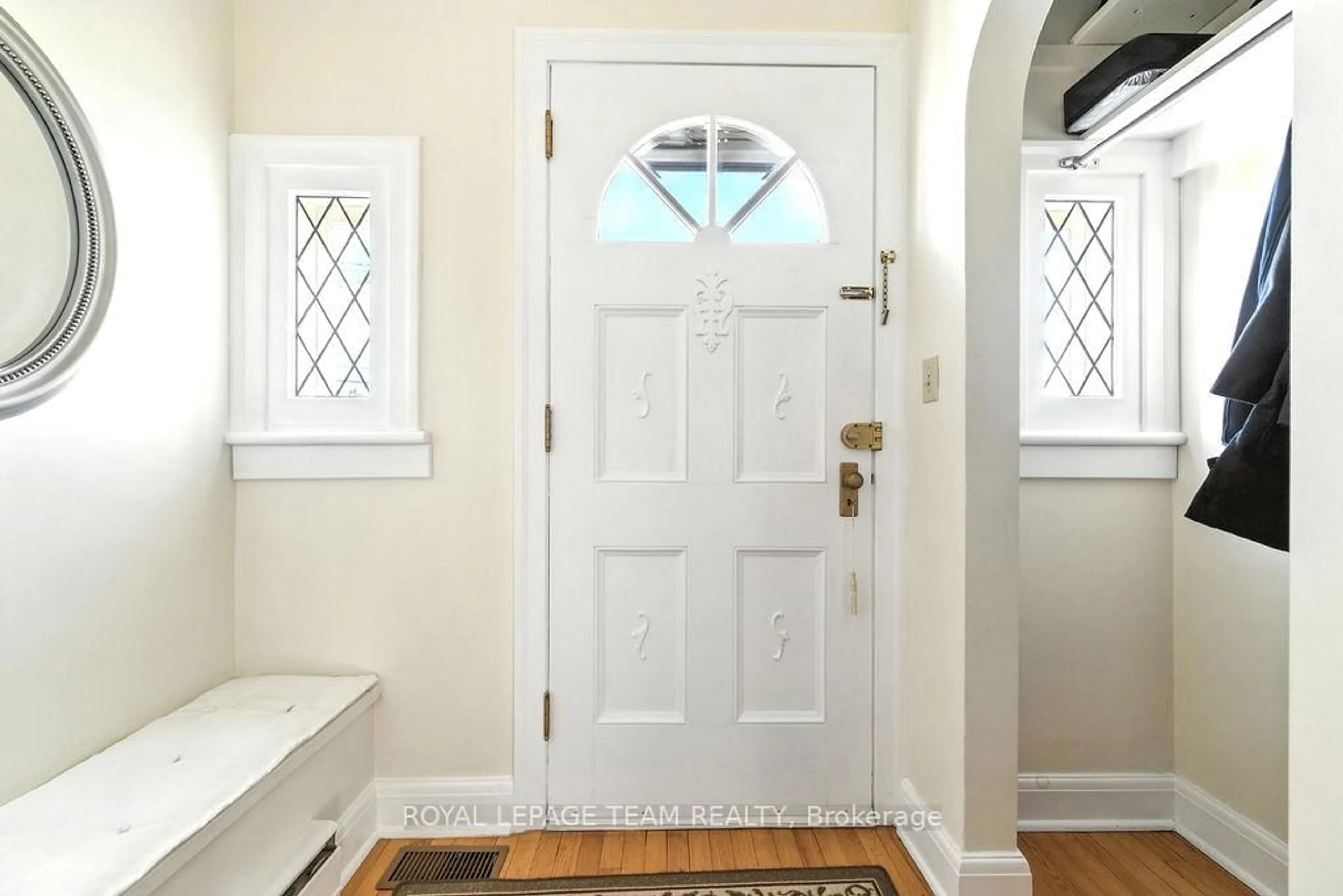Indoor entryway for 602 Pembroke St, Pembroke Ontario K8A 3L6