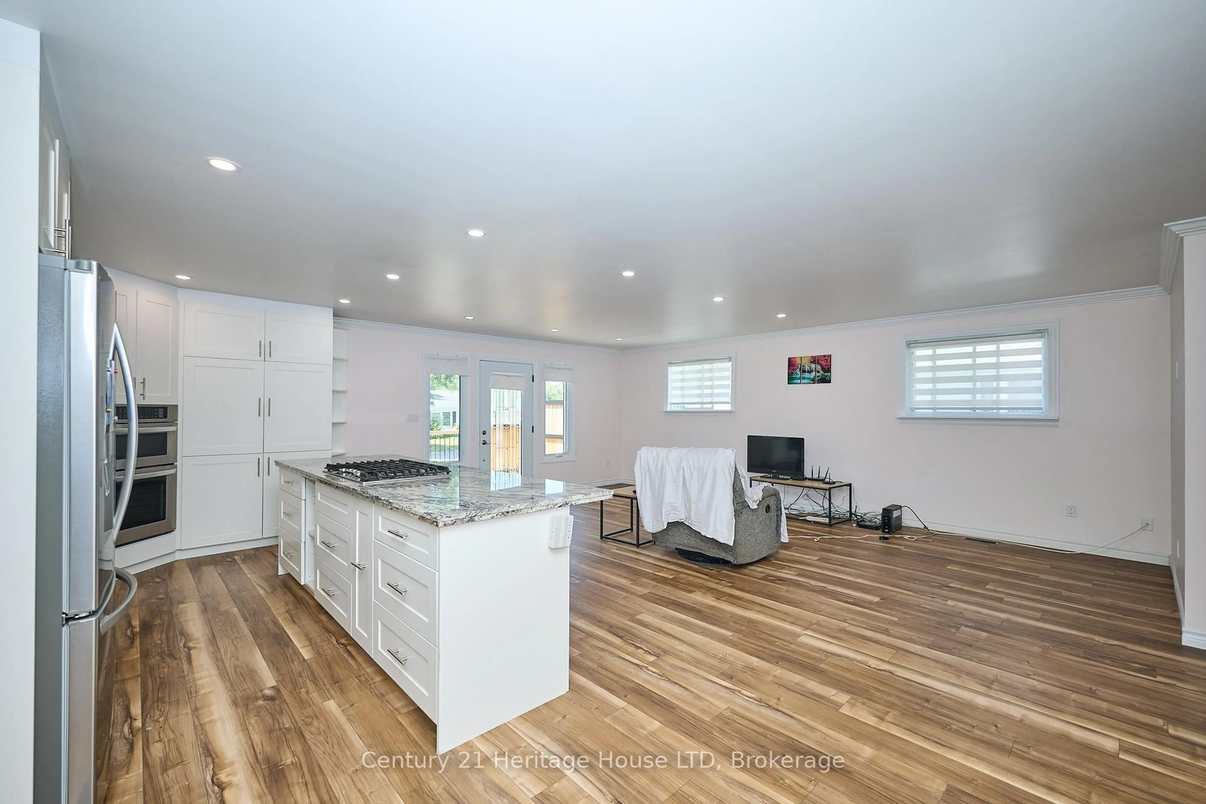 Open concept kitchen, unknown for 296 Rose Ave, Fort Erie Ontario L2A 4M1