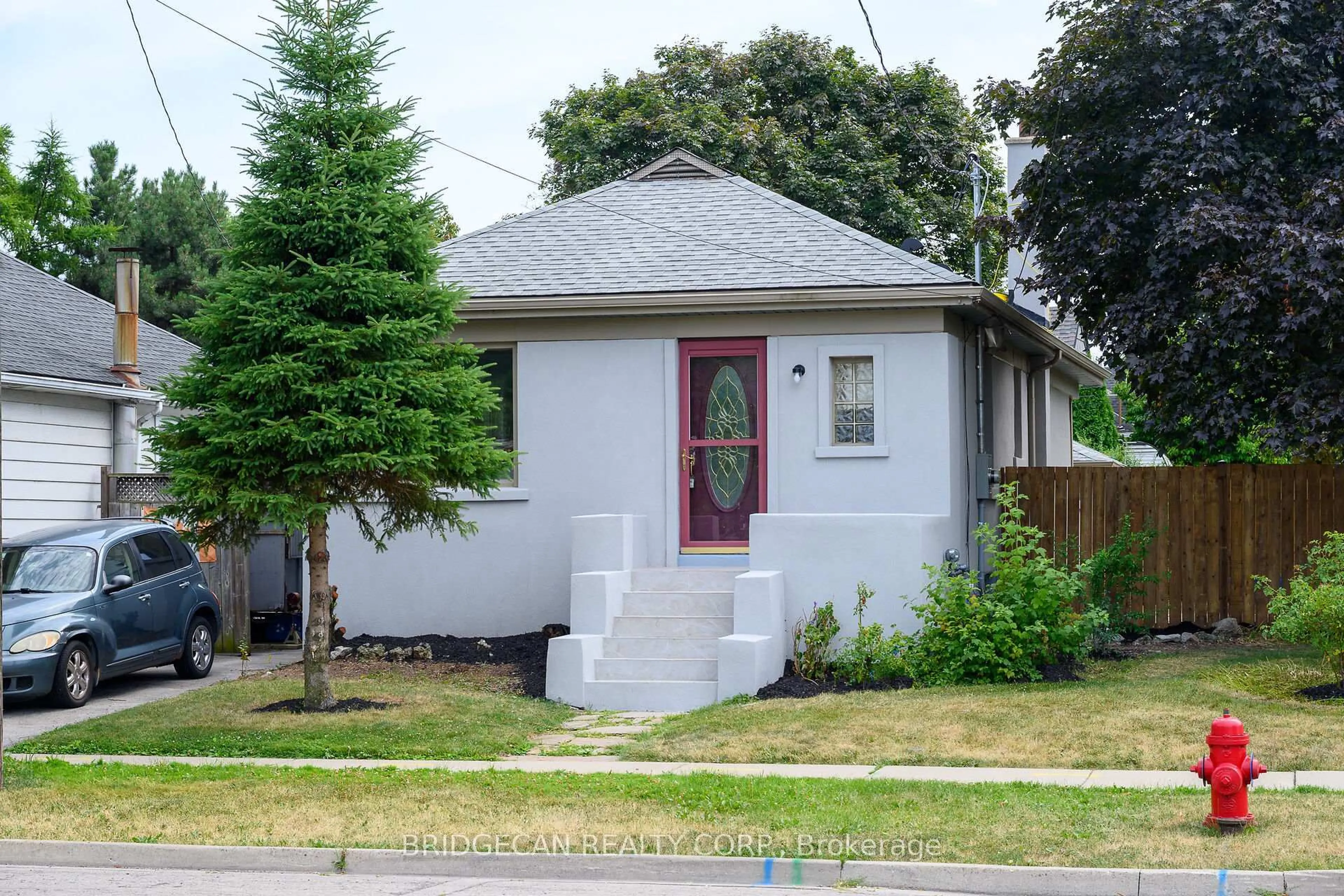 Home with vinyl exterior material, street for 258 Brucedale Ave, Hamilton Ontario L9A 1P7
