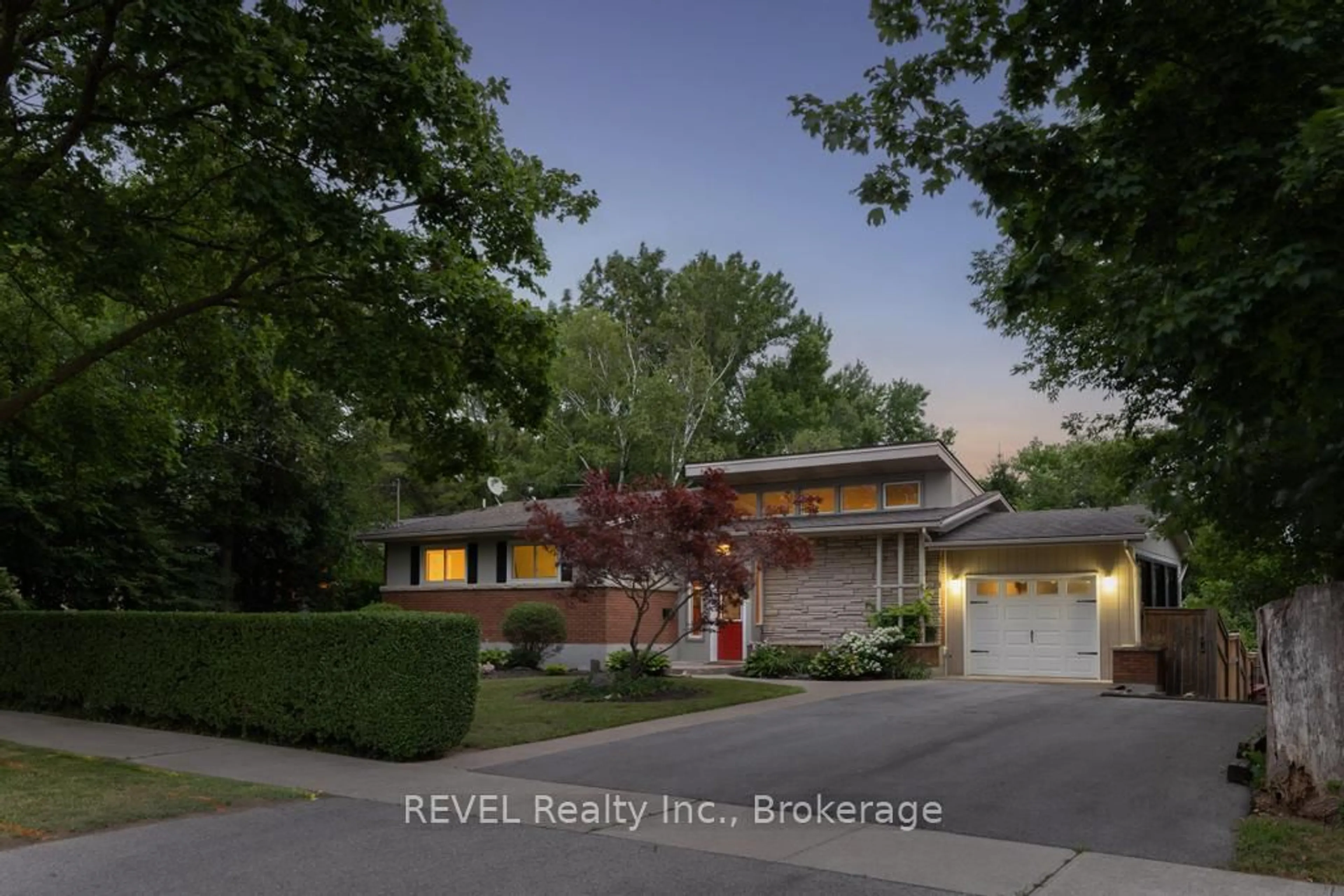 Home with brick exterior material, street for 546 GENEVA St, St. Catharines Ontario L2N 2J2