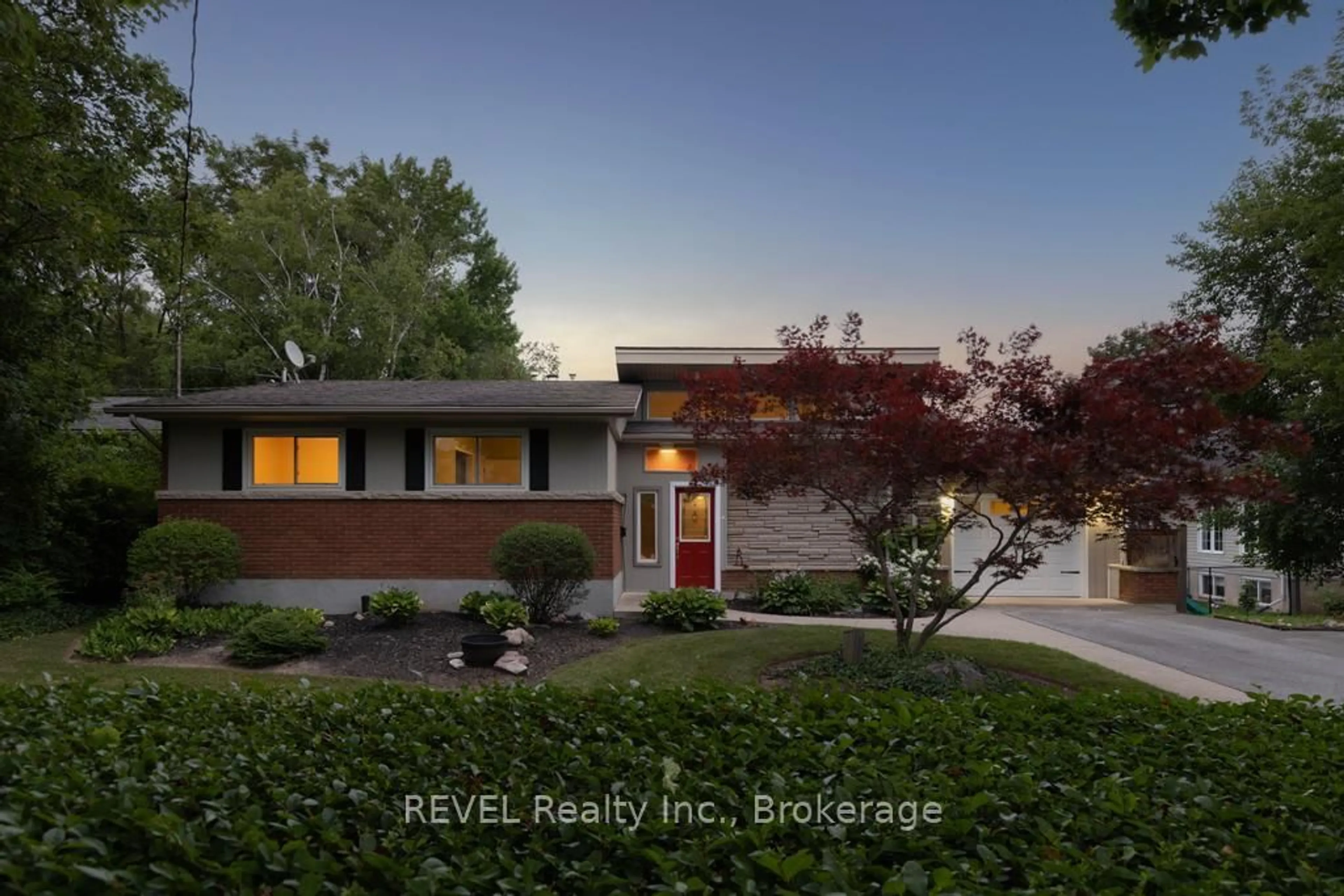 Home with brick exterior material, street for 546 GENEVA St, St. Catharines Ontario L2N 2J2