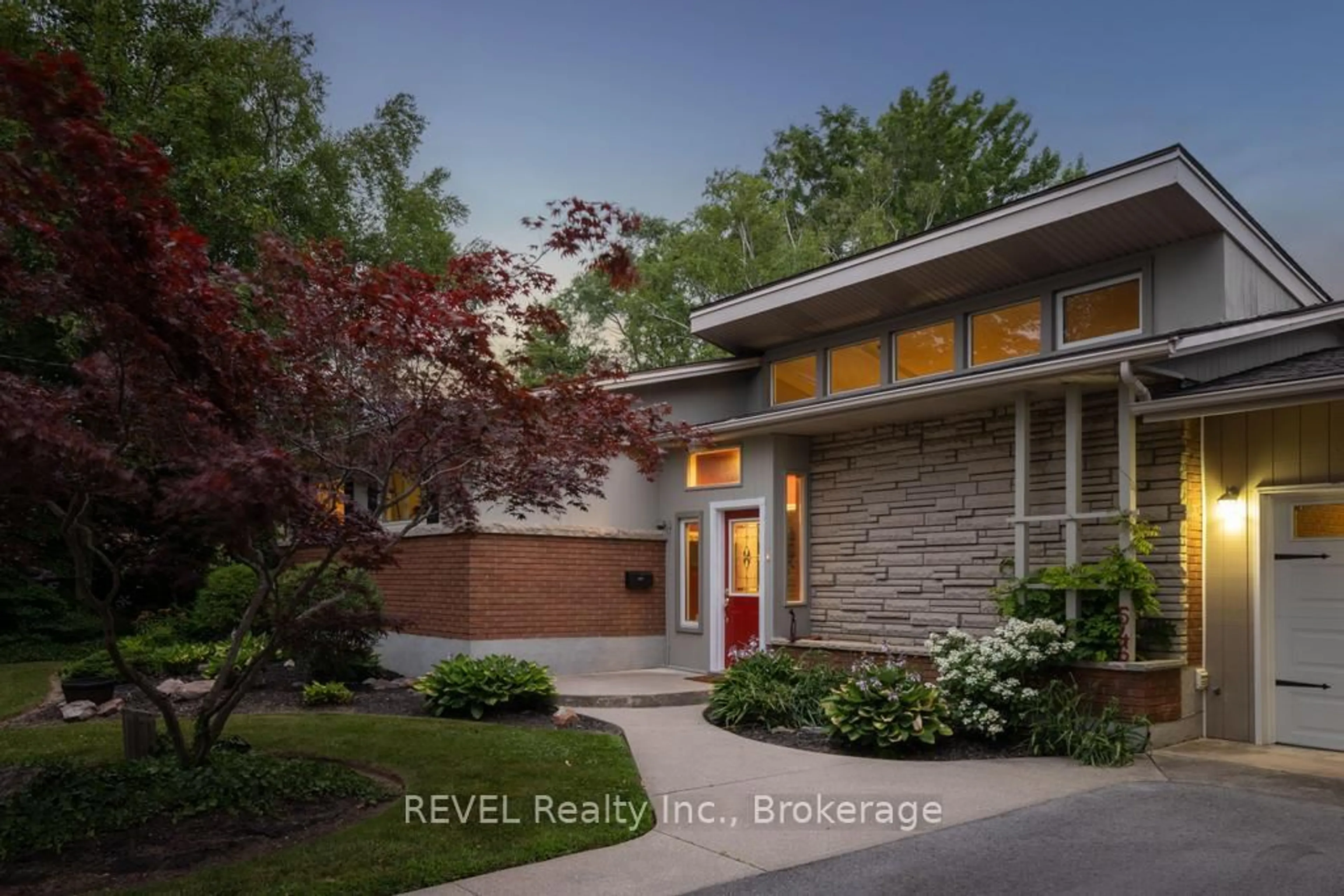 Home with brick exterior material, street for 546 GENEVA St, St. Catharines Ontario L2N 2J2