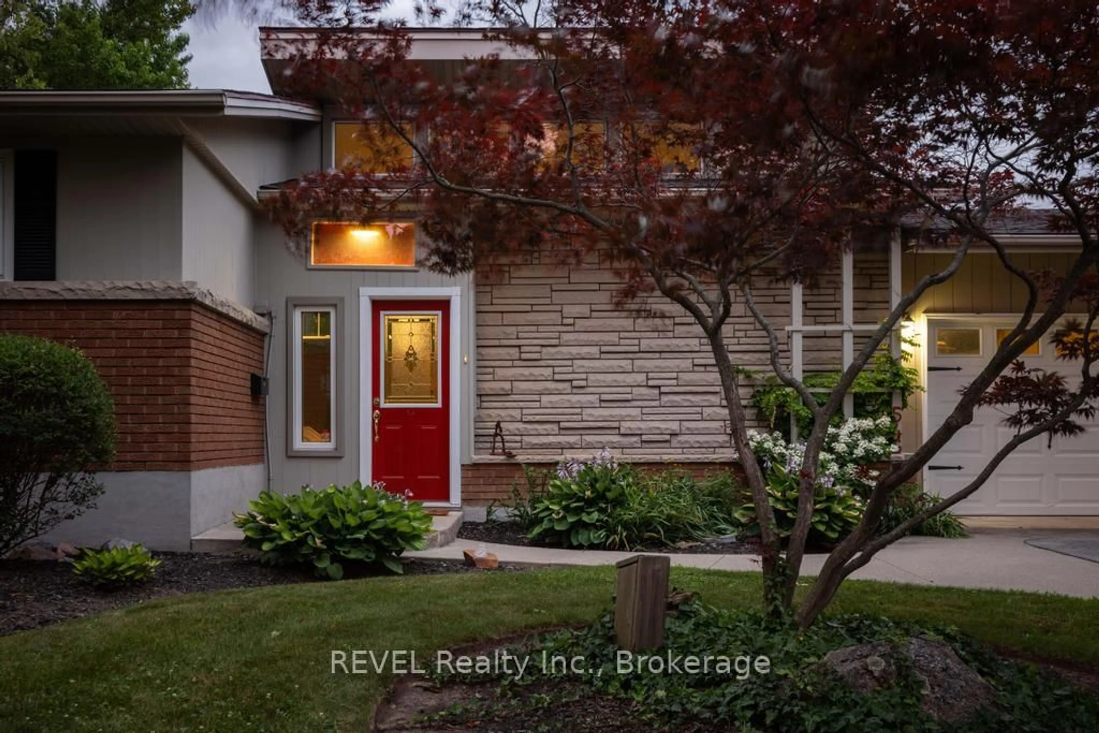 Home with brick exterior material, street for 546 GENEVA St, St. Catharines Ontario L2N 2J2
