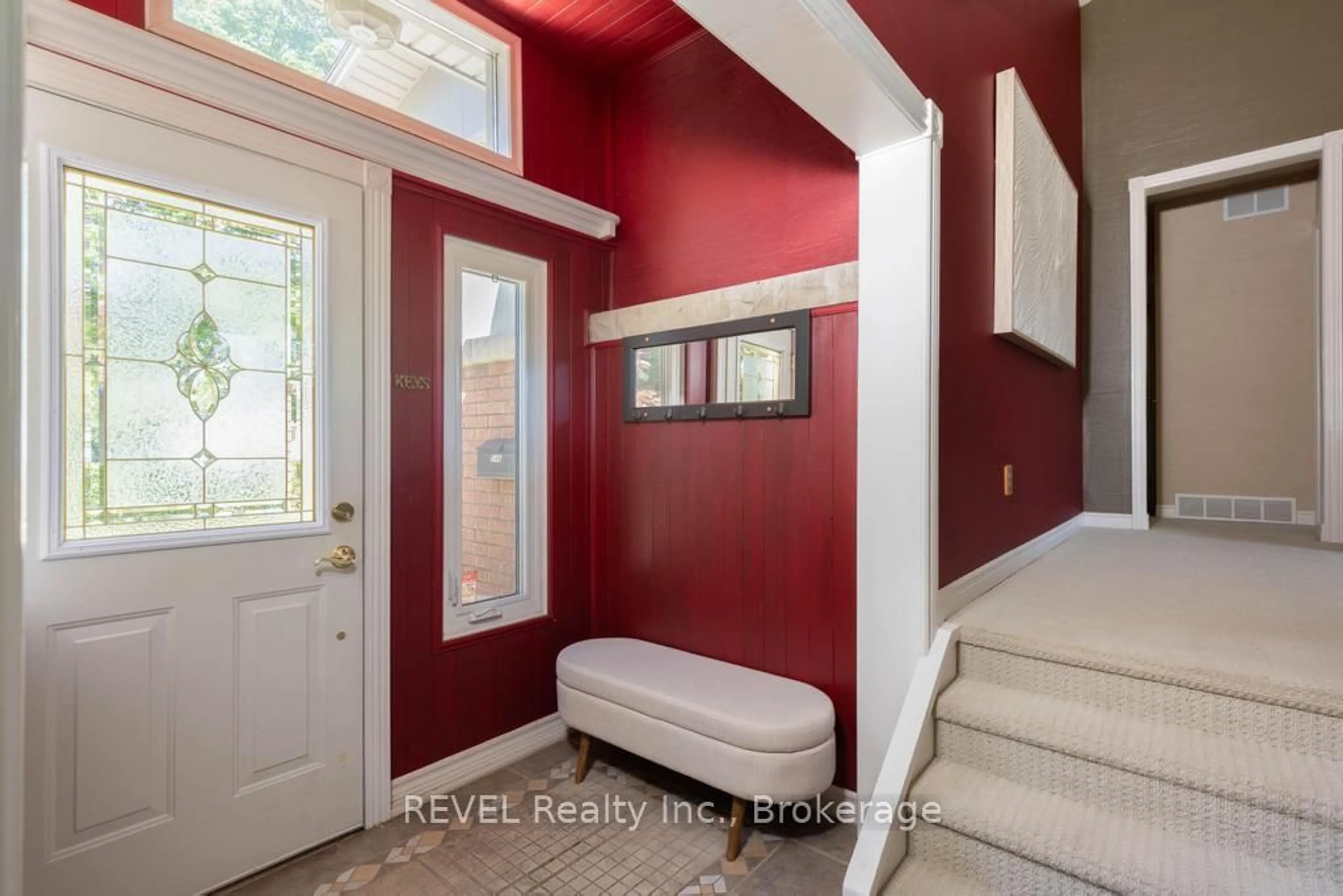 Indoor entryway for 546 GENEVA St, St. Catharines Ontario L2N 2J2