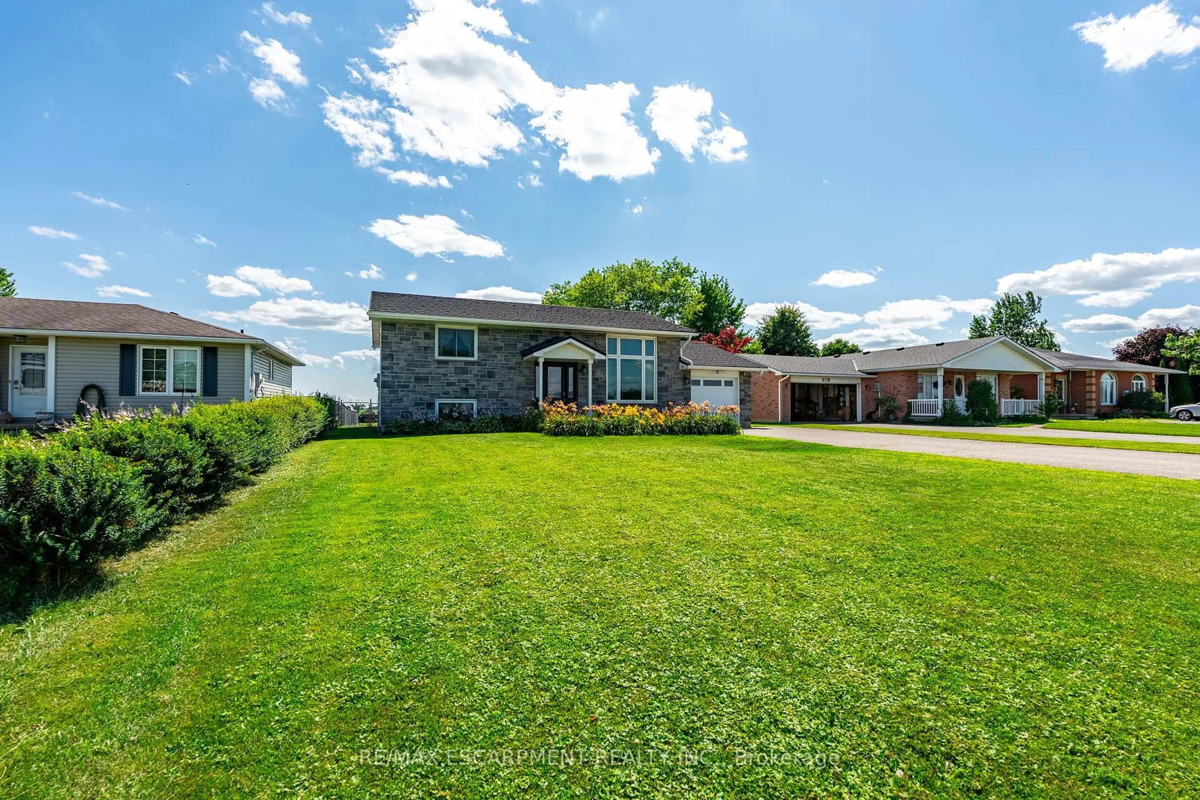 A pic from outside/outdoor area/front of a property/back of a property/a pic from drone, unknown for 180 King St, Haldimand Ontario N0A 1H0