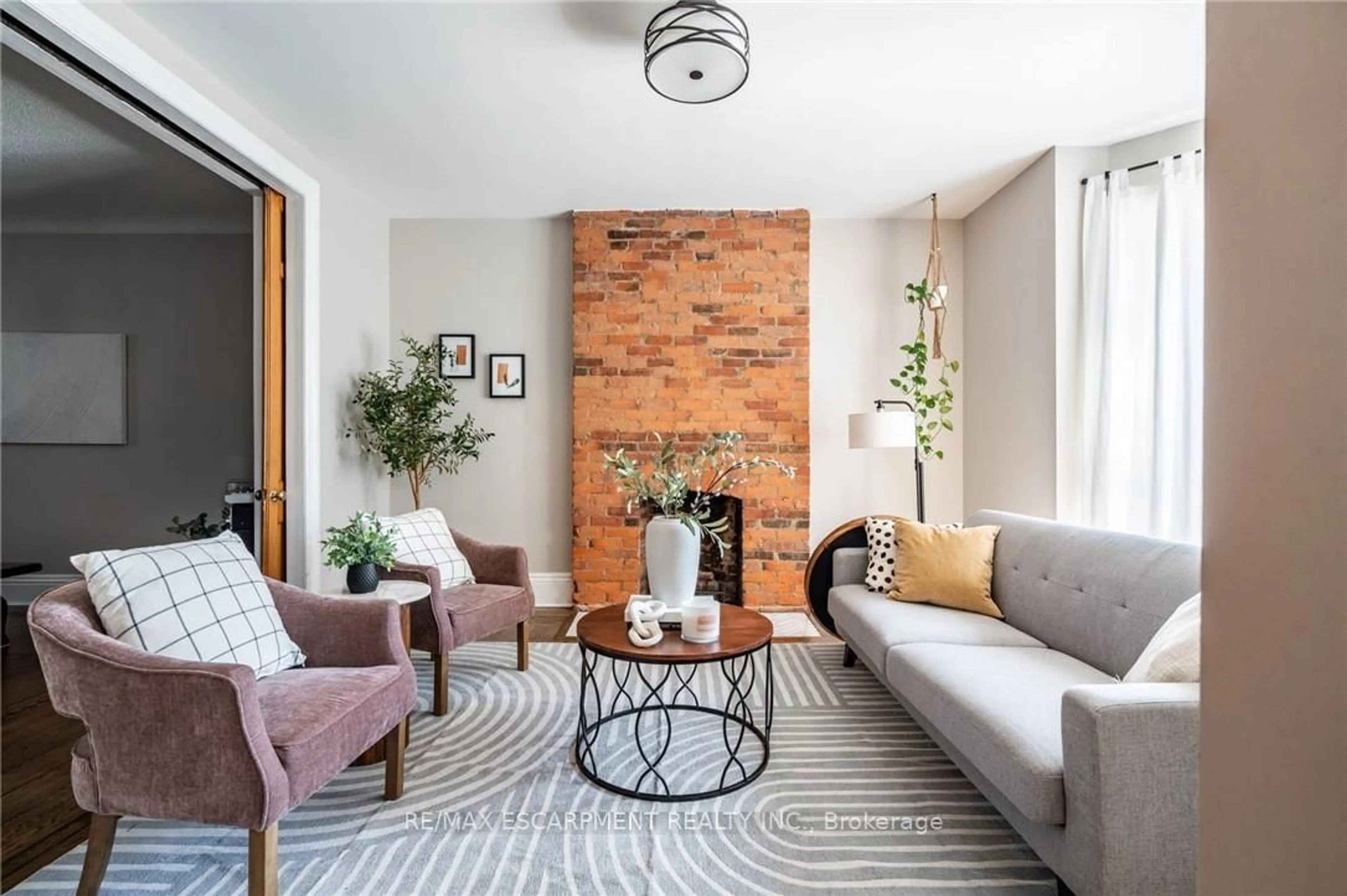 Living room with furniture, unknown for 43 OXFORD St, Hamilton Ontario L8R 2W9