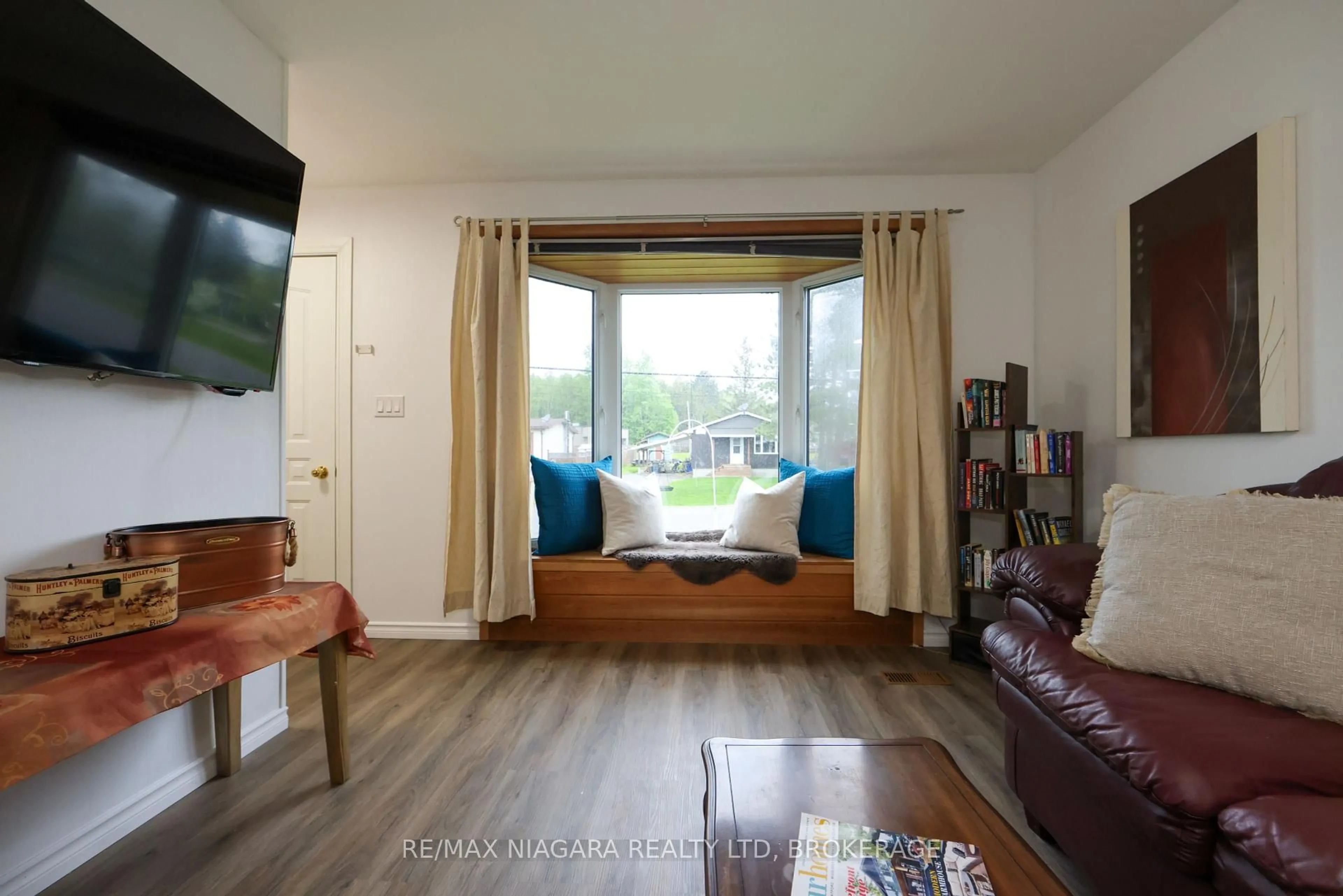Living room with furniture, wood/laminate floor for 31 Spruce Dr, Temagami Ontario P0H 2H0