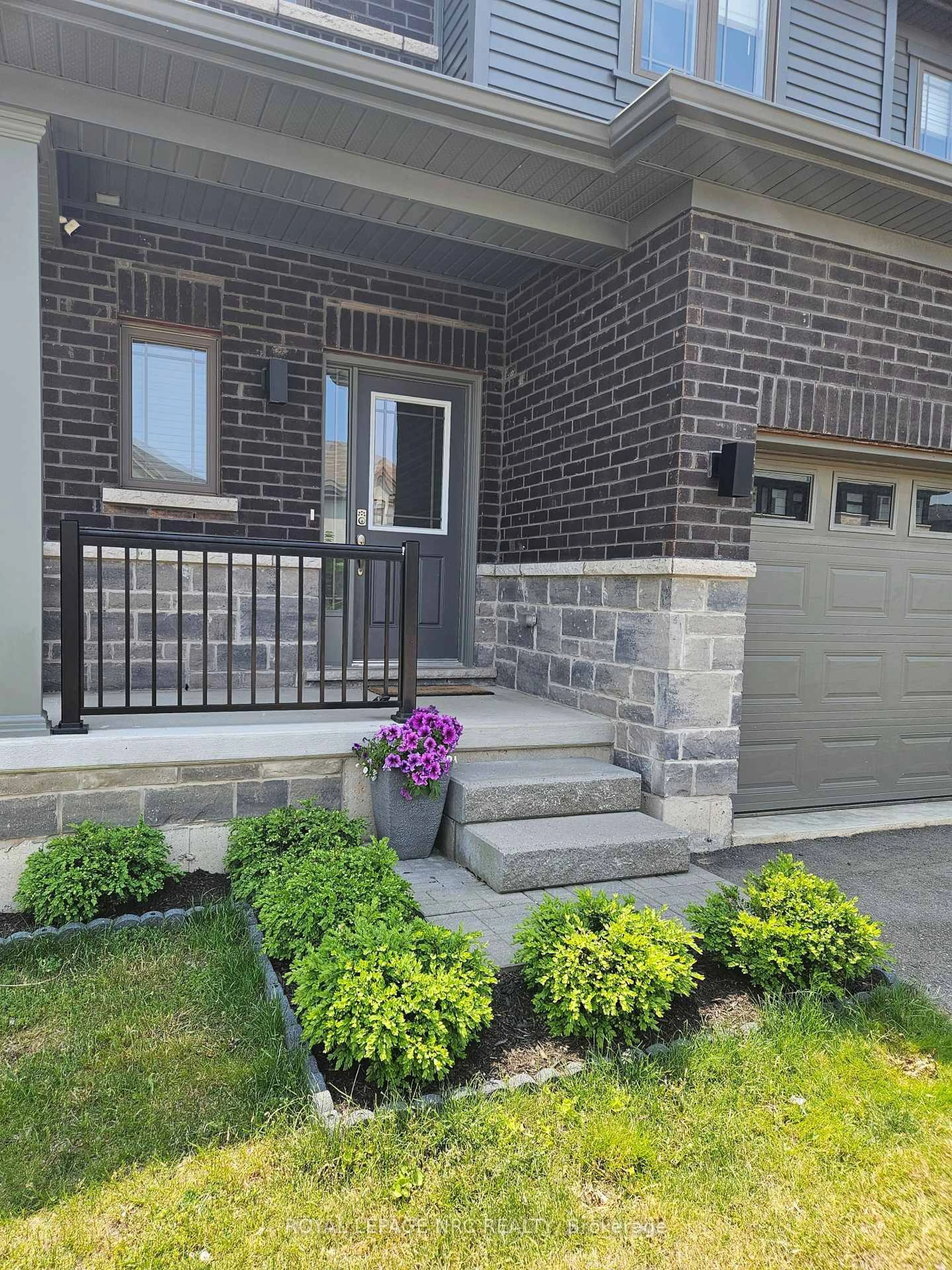 Indoor entryway for 4062 Thomas St, Lincoln Ontario L3J 0S5