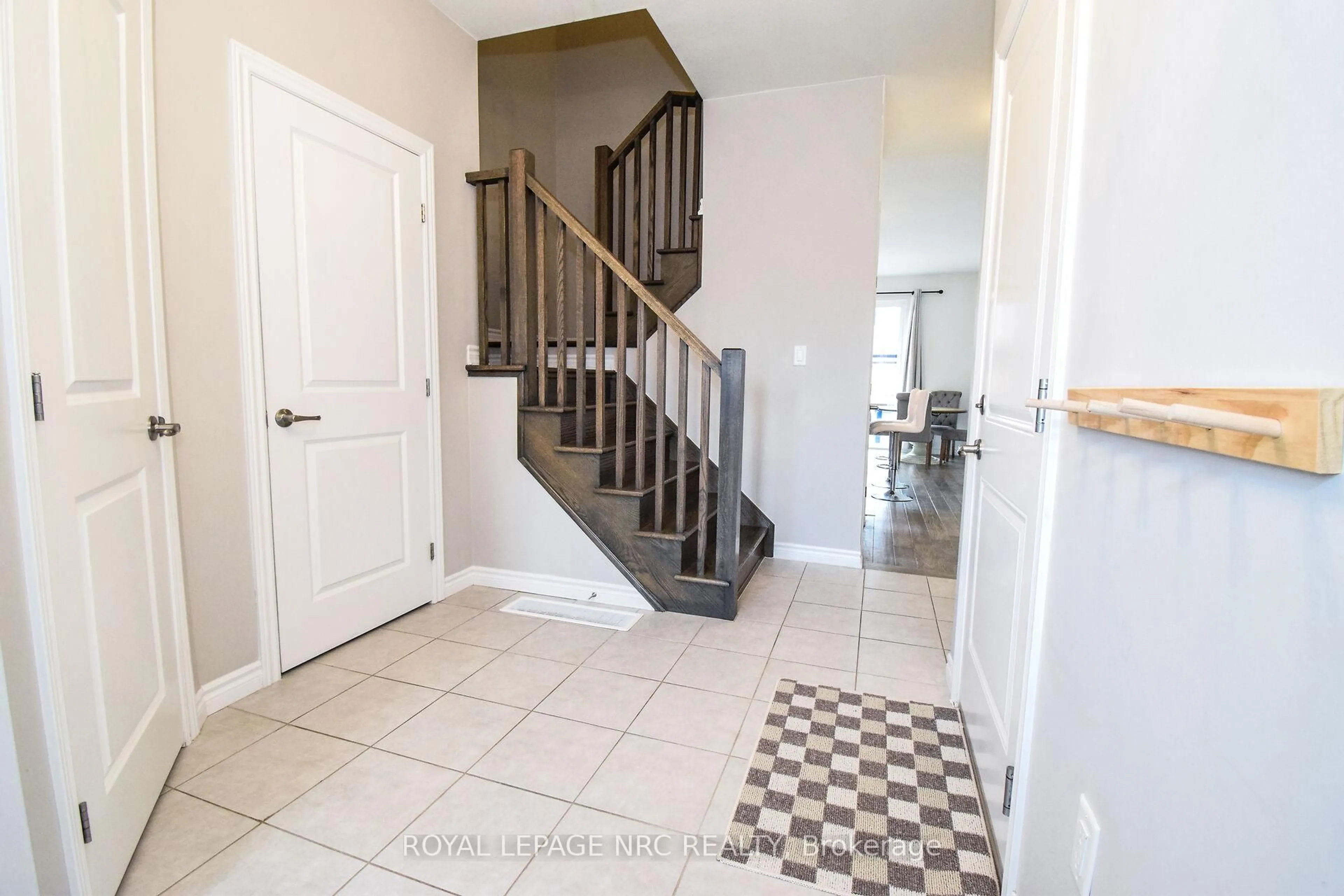 Indoor entryway for 4062 Thomas St, Lincoln Ontario L3J 0S5