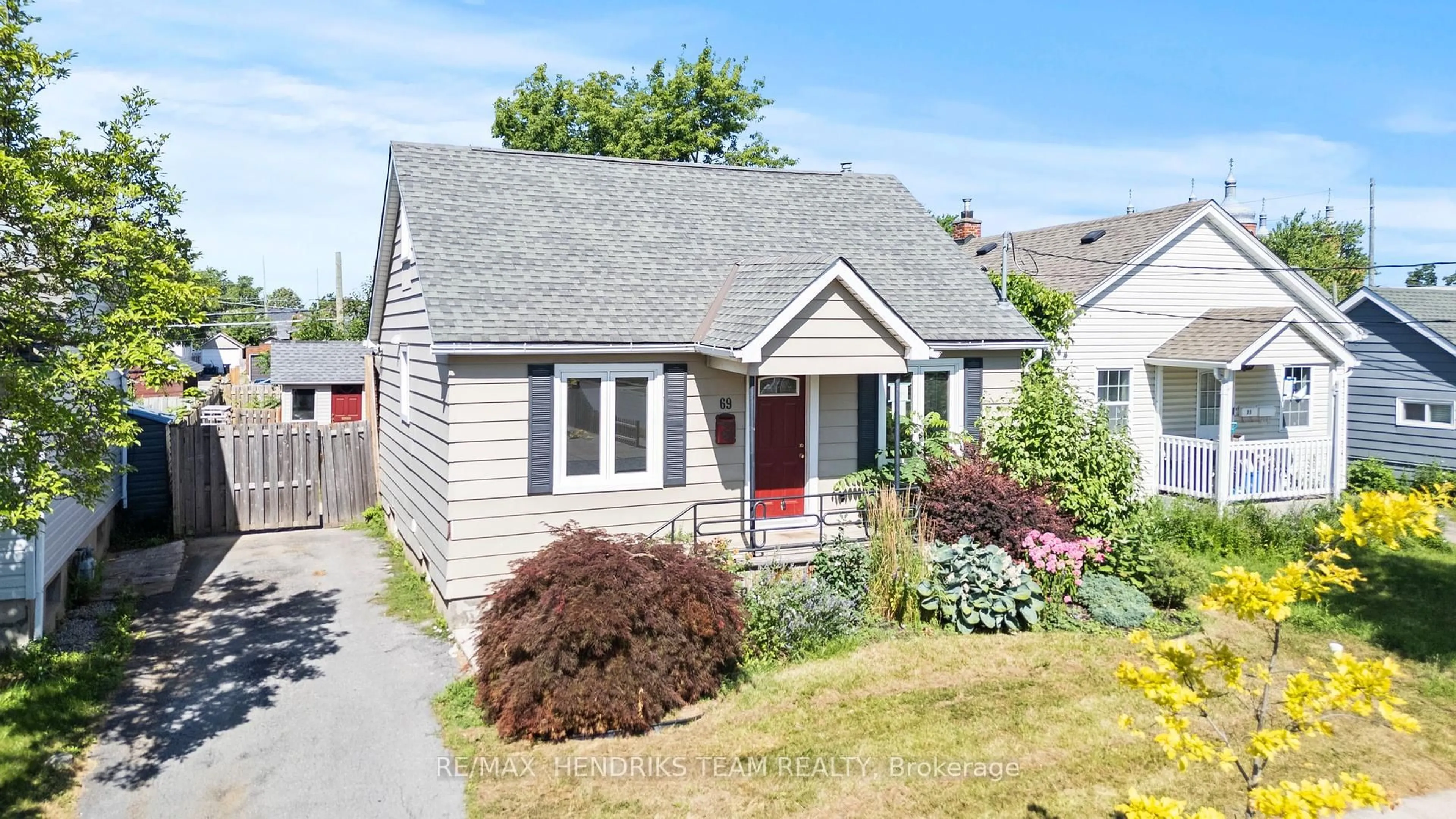 Home with vinyl exterior material, street for 69 Parkview Rd, St. Catharines Ontario L2M 5S3