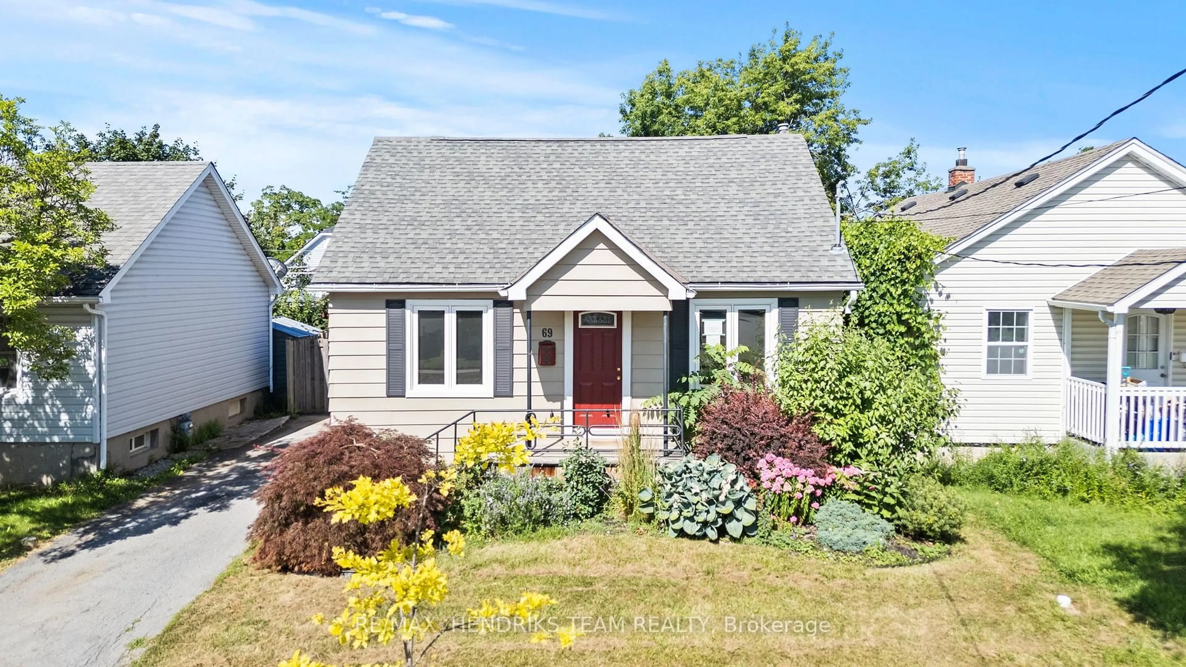Home with vinyl exterior material, street for 69 Parkview Rd, St. Catharines Ontario L2M 5S3