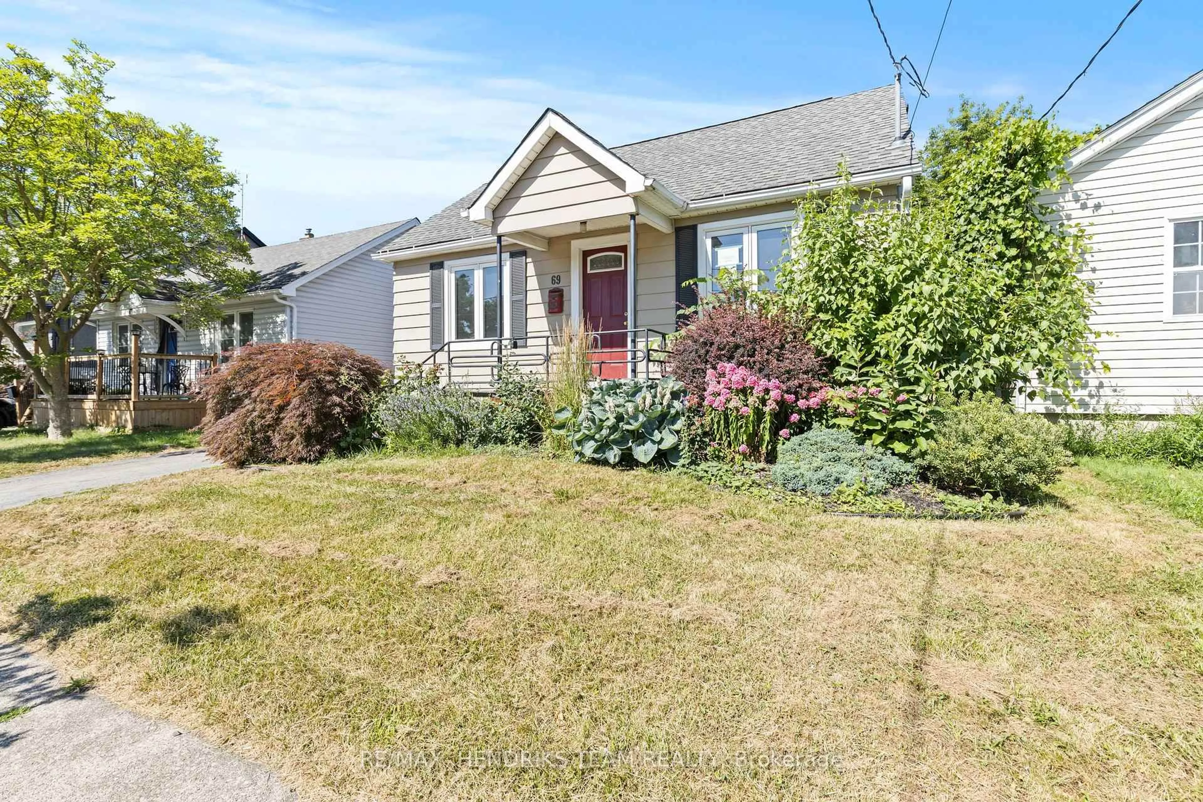 Home with vinyl exterior material, street for 69 Parkview Rd, St. Catharines Ontario L2M 5S3