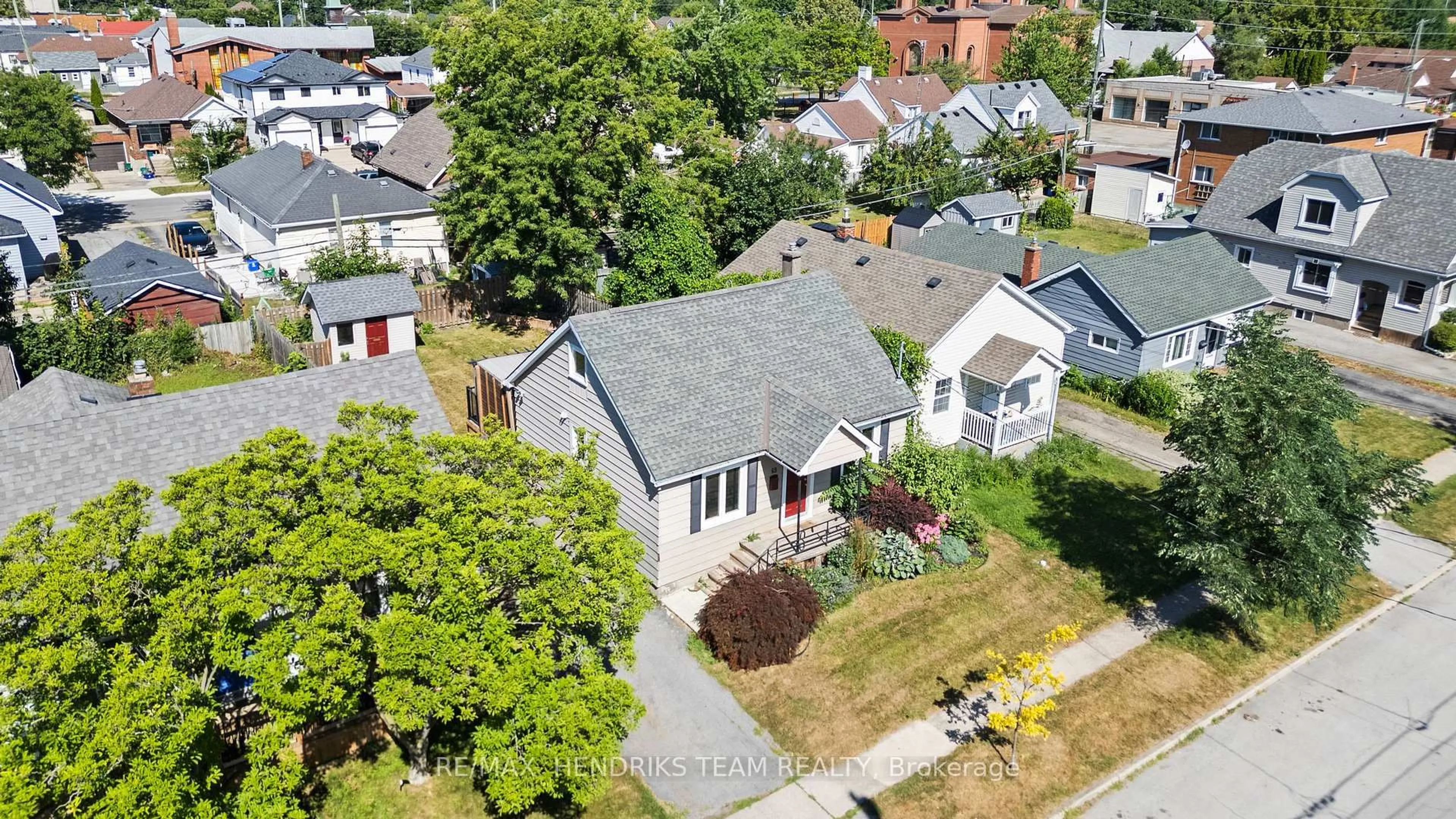 A pic from outside/outdoor area/front of a property/back of a property/a pic from drone, street for 69 Parkview Rd, St. Catharines Ontario L2M 5S3