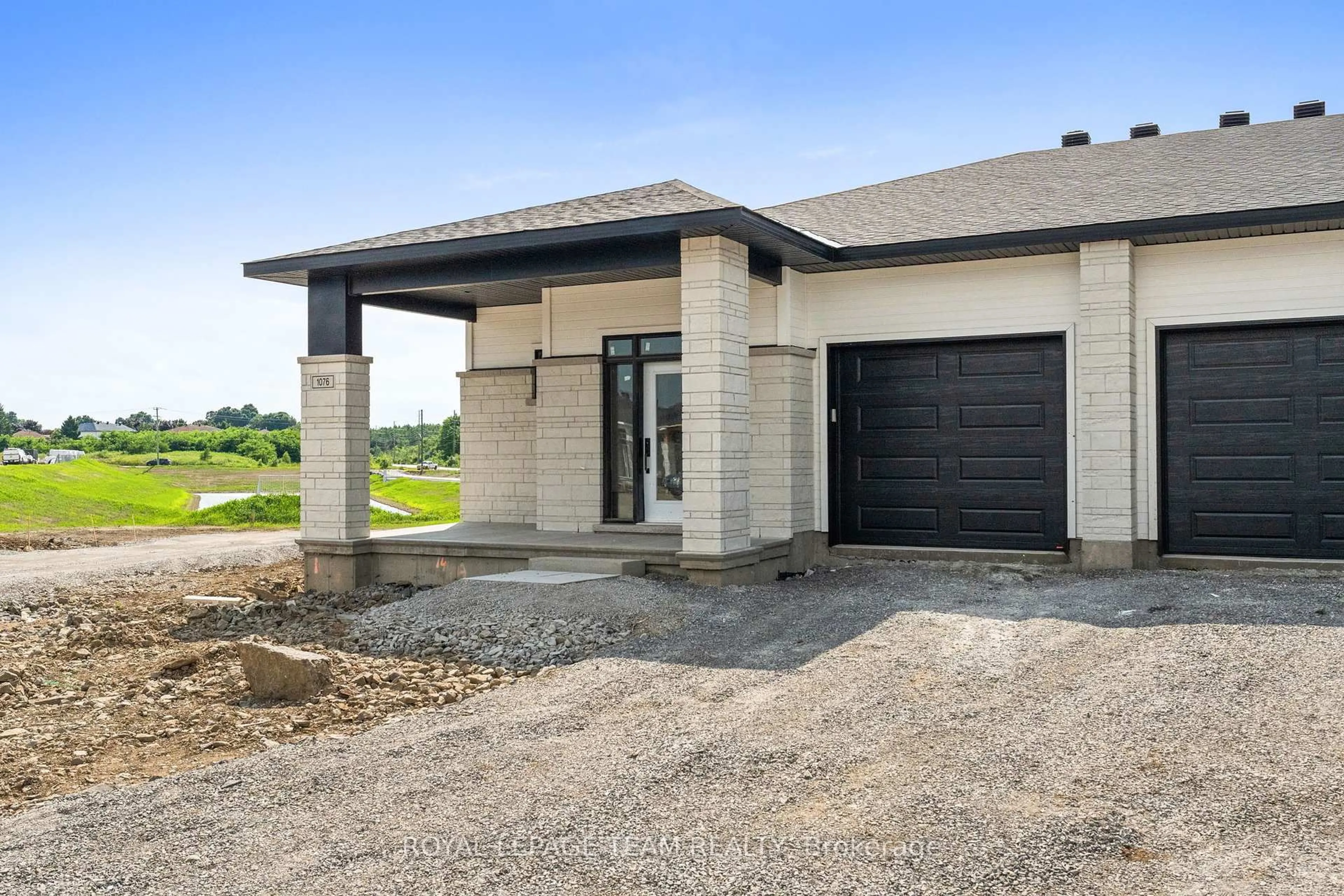 Home with brick exterior material, building for 1076 Moore St, Brockville Ontario K6V 7N1