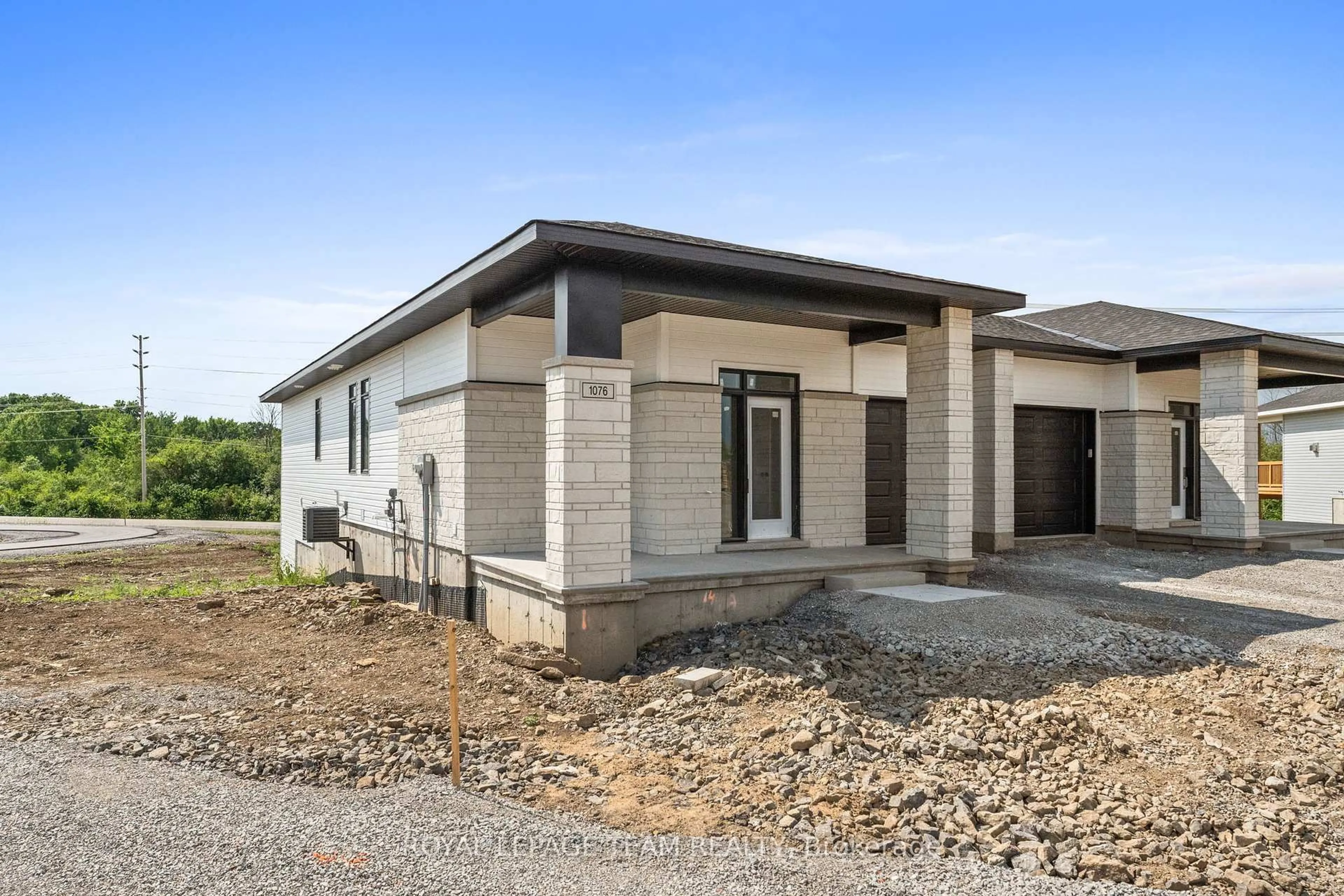 Home with vinyl exterior material, building for 1076 Moore St, Brockville Ontario K6V 7N1