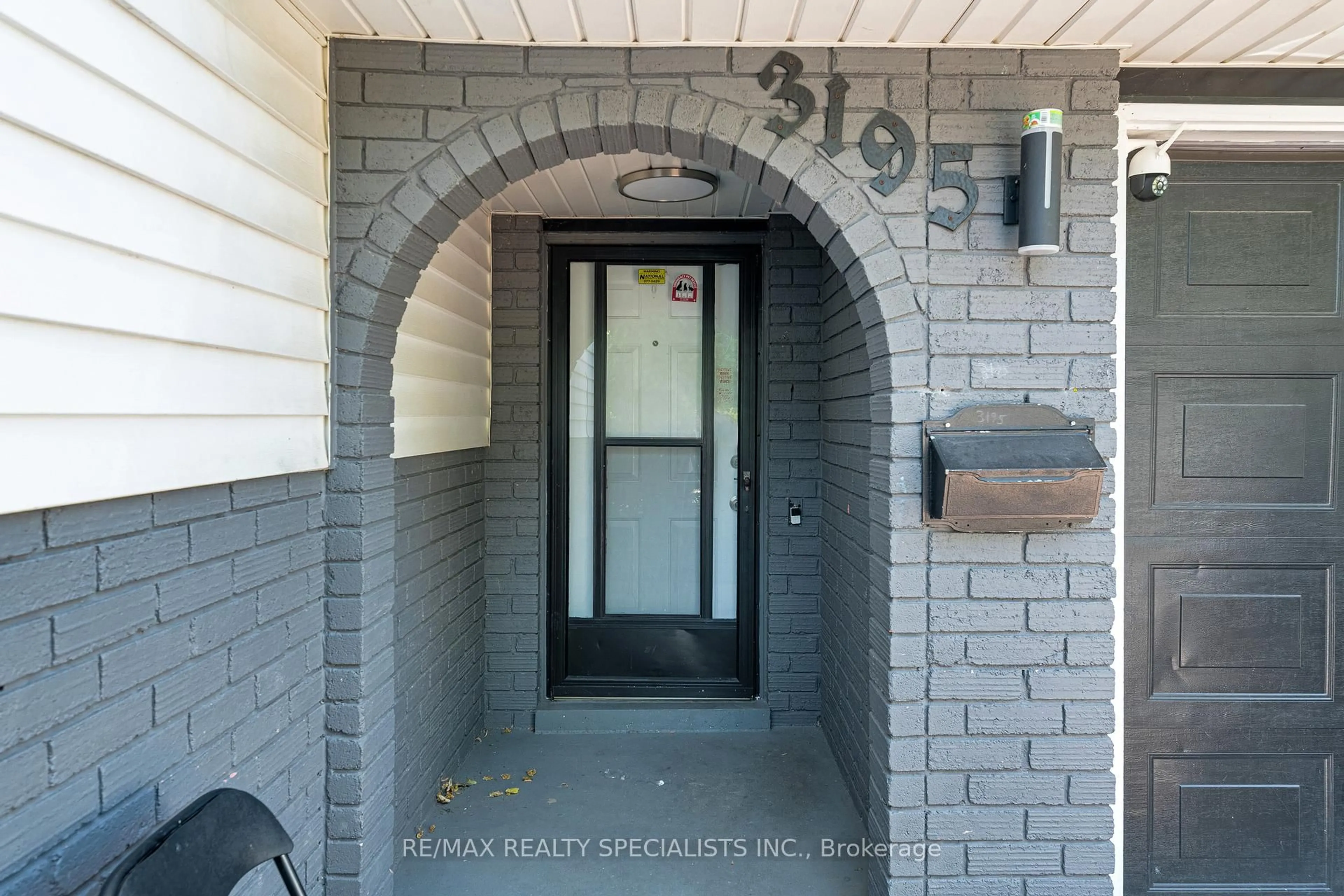 Indoor entryway for 3195 Conservation Dr, Windsor Ontario N8W 5B8