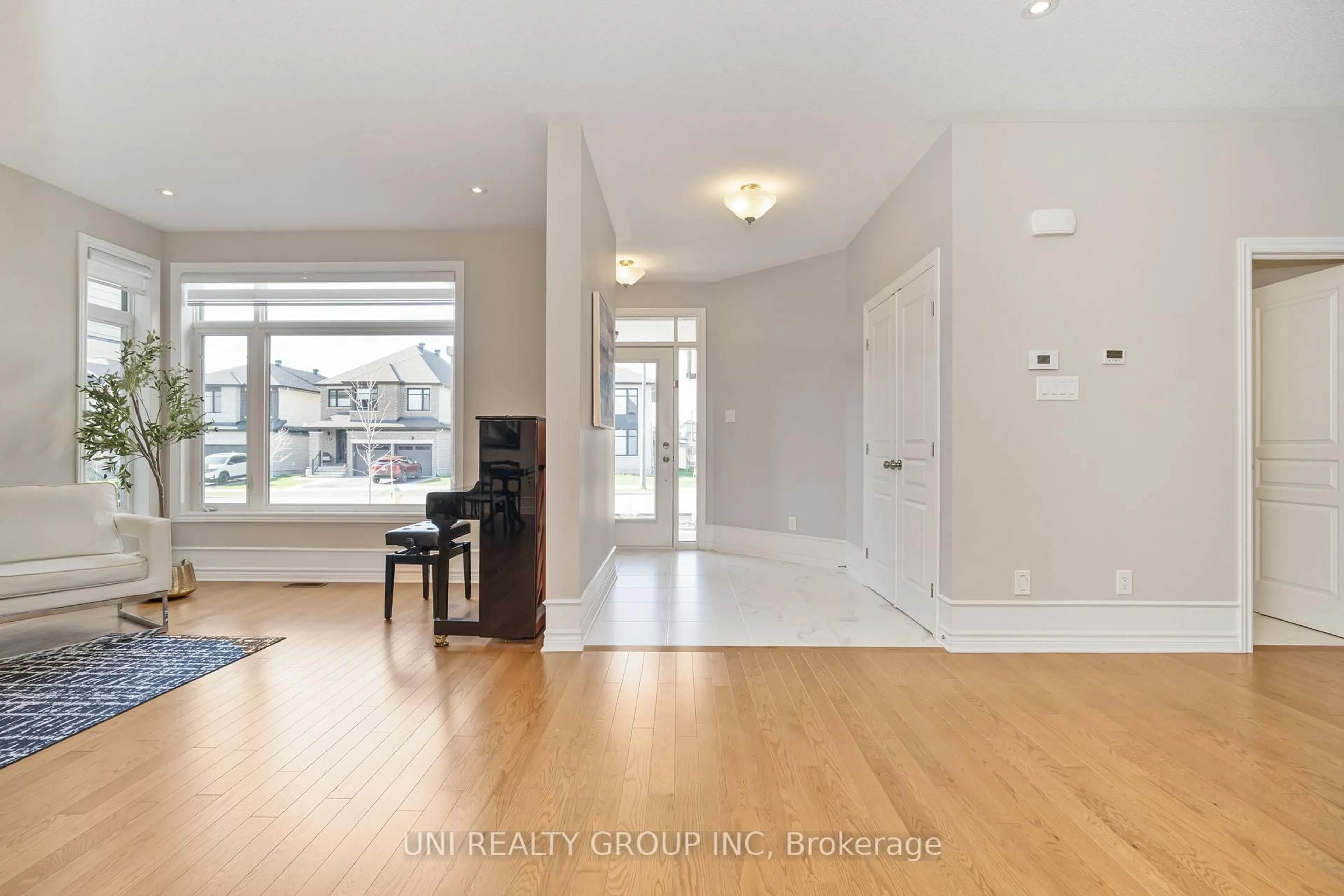 Indoor entryway for 172 Cambie Rd, Ottawa Ontario K1X 0A7