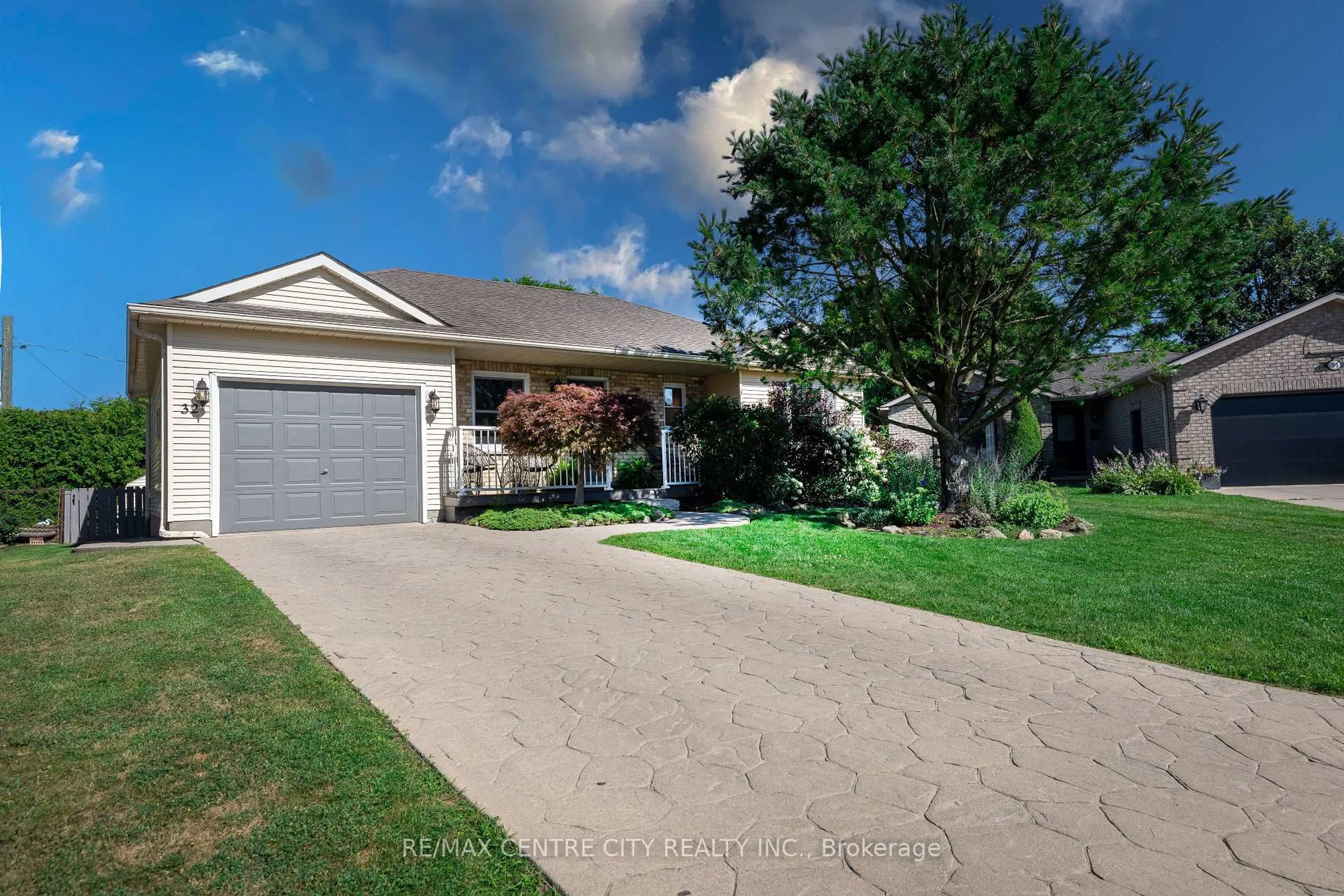A pic from outside/outdoor area/front of a property/back of a property/a pic from drone, water/lake/river/ocean view for 32 Pol Crt, St. Thomas Ontario N5R 5P9