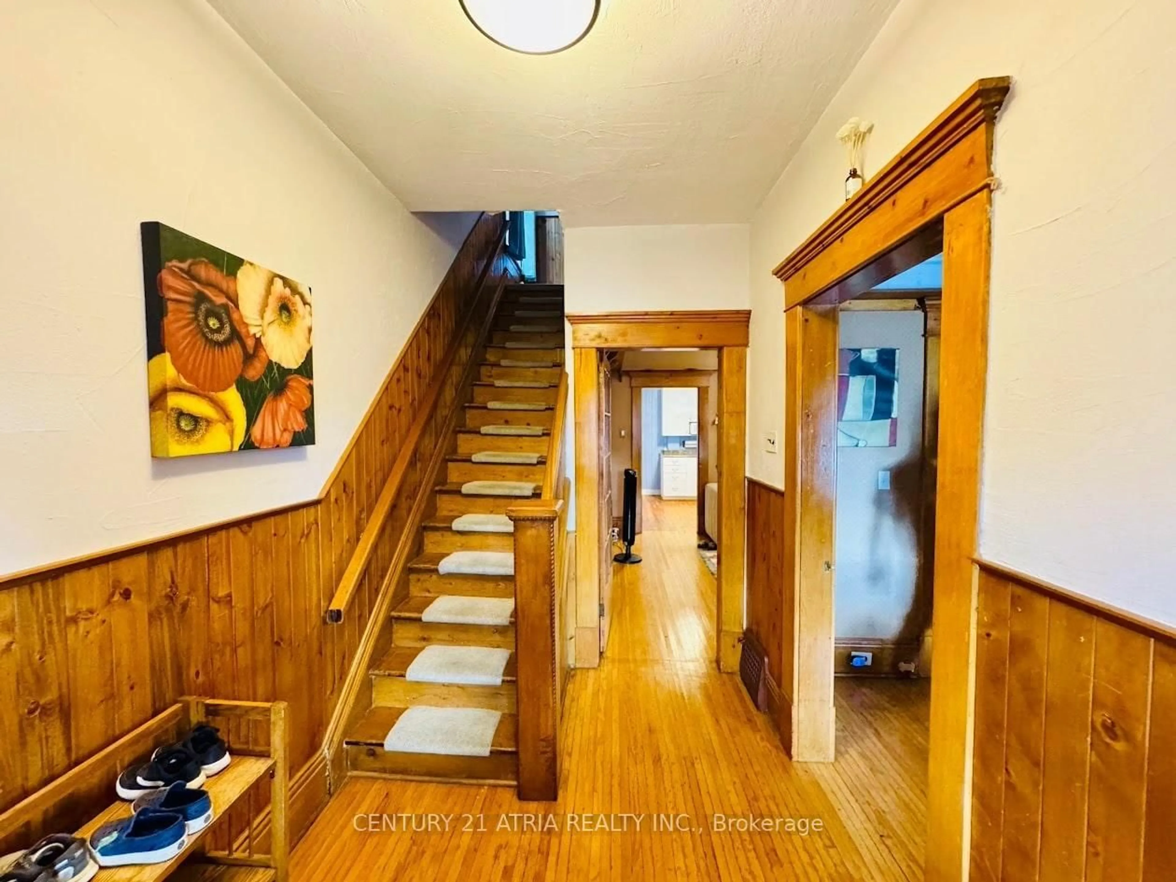 Indoor foyer for 208 Park St, Peterborough Central Ontario K9J 3P8