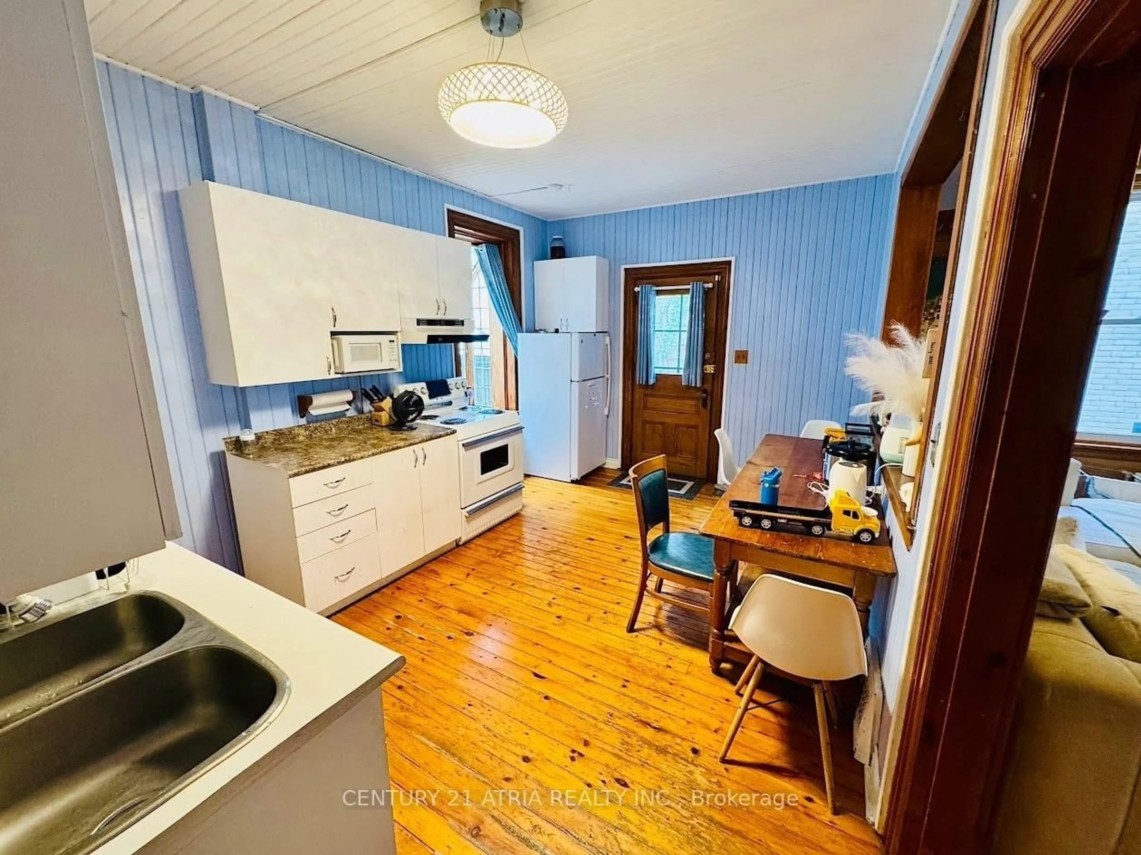 Standard kitchen, unknown for 208 Park St, Peterborough Central Ontario K9J 3P8
