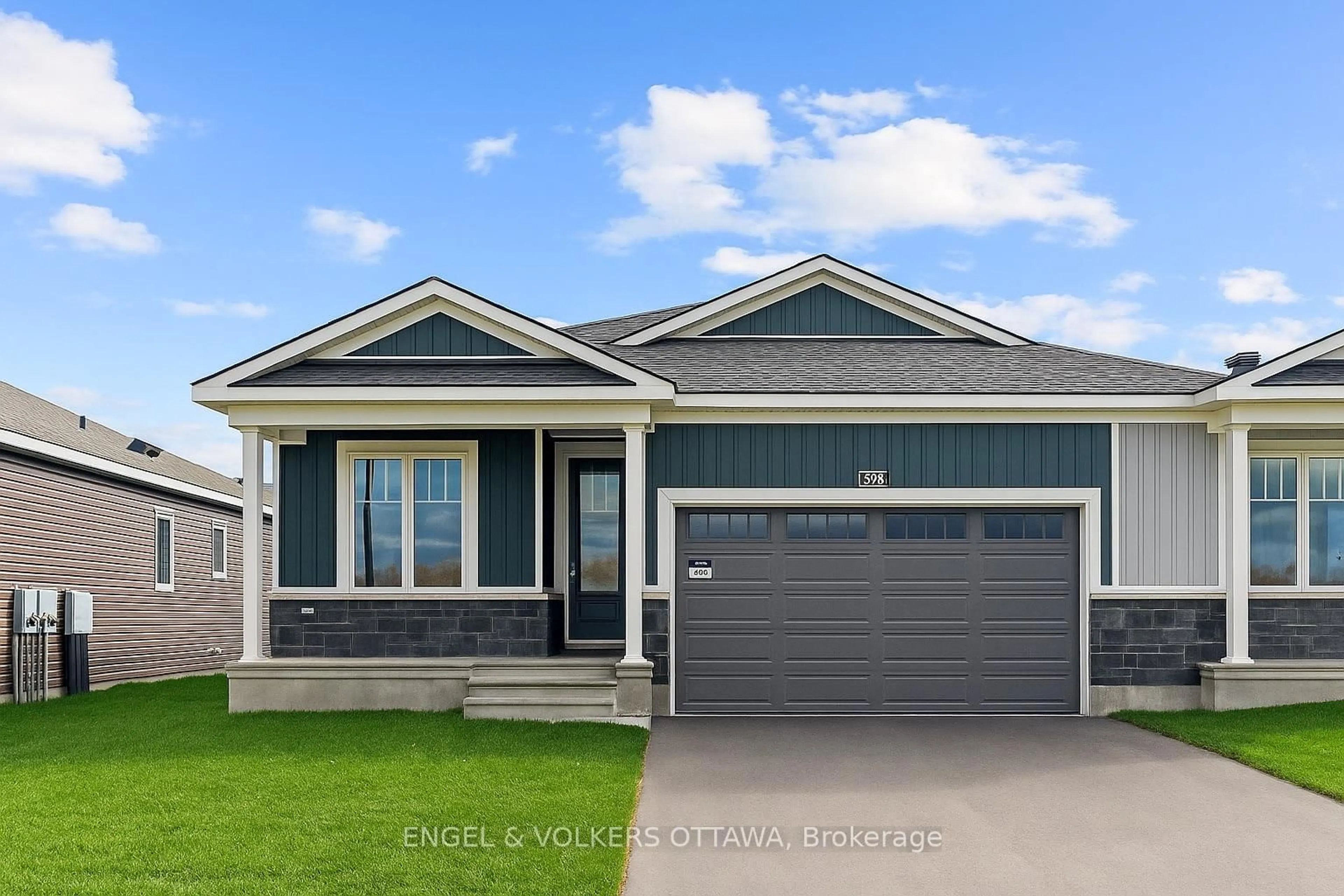 Home with vinyl exterior material, street for 808 Companion Cres, Manotick Ontario K4M 0X1