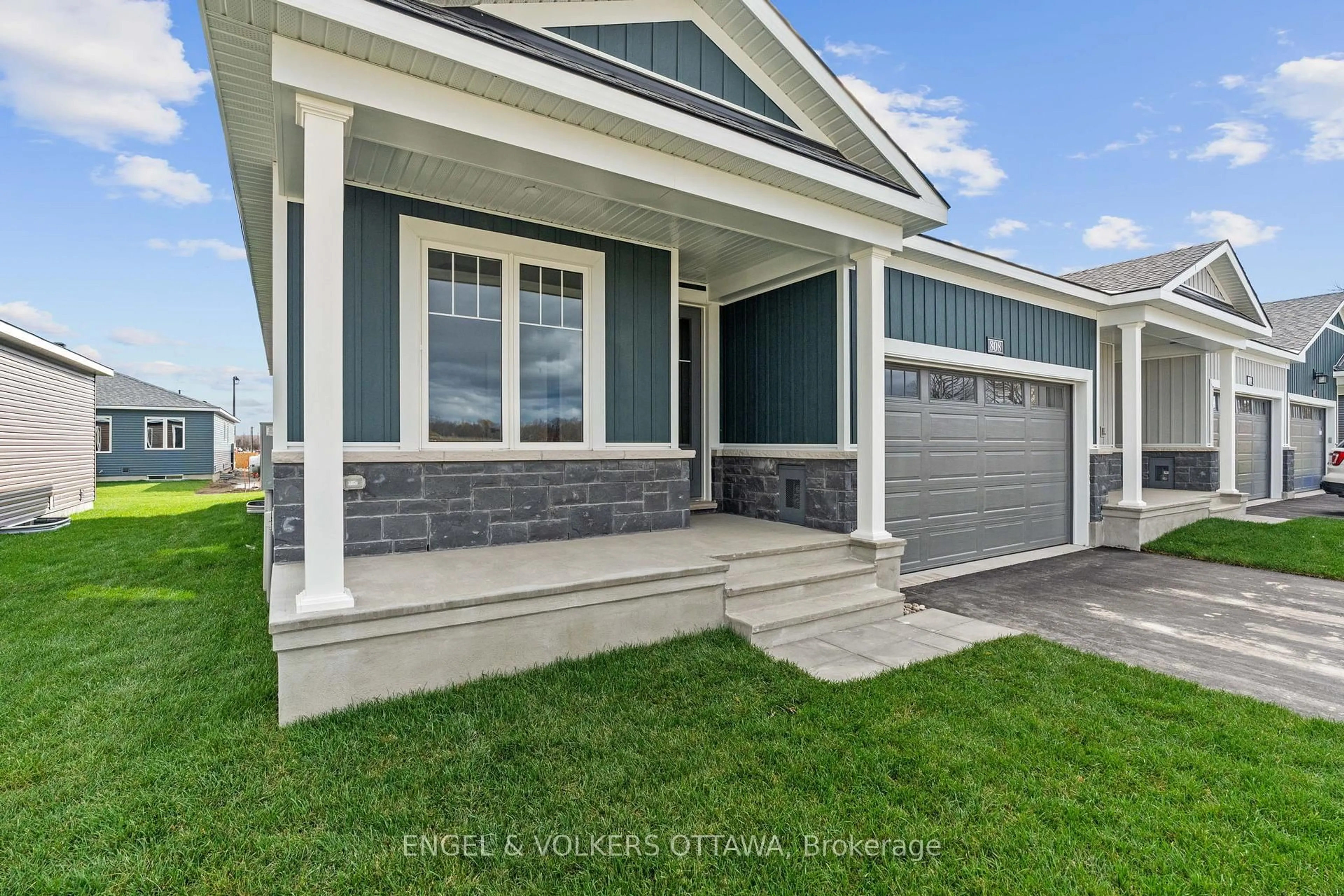 Home with vinyl exterior material, street for 808 Companion Cres, Manotick Ontario K4M 0X1