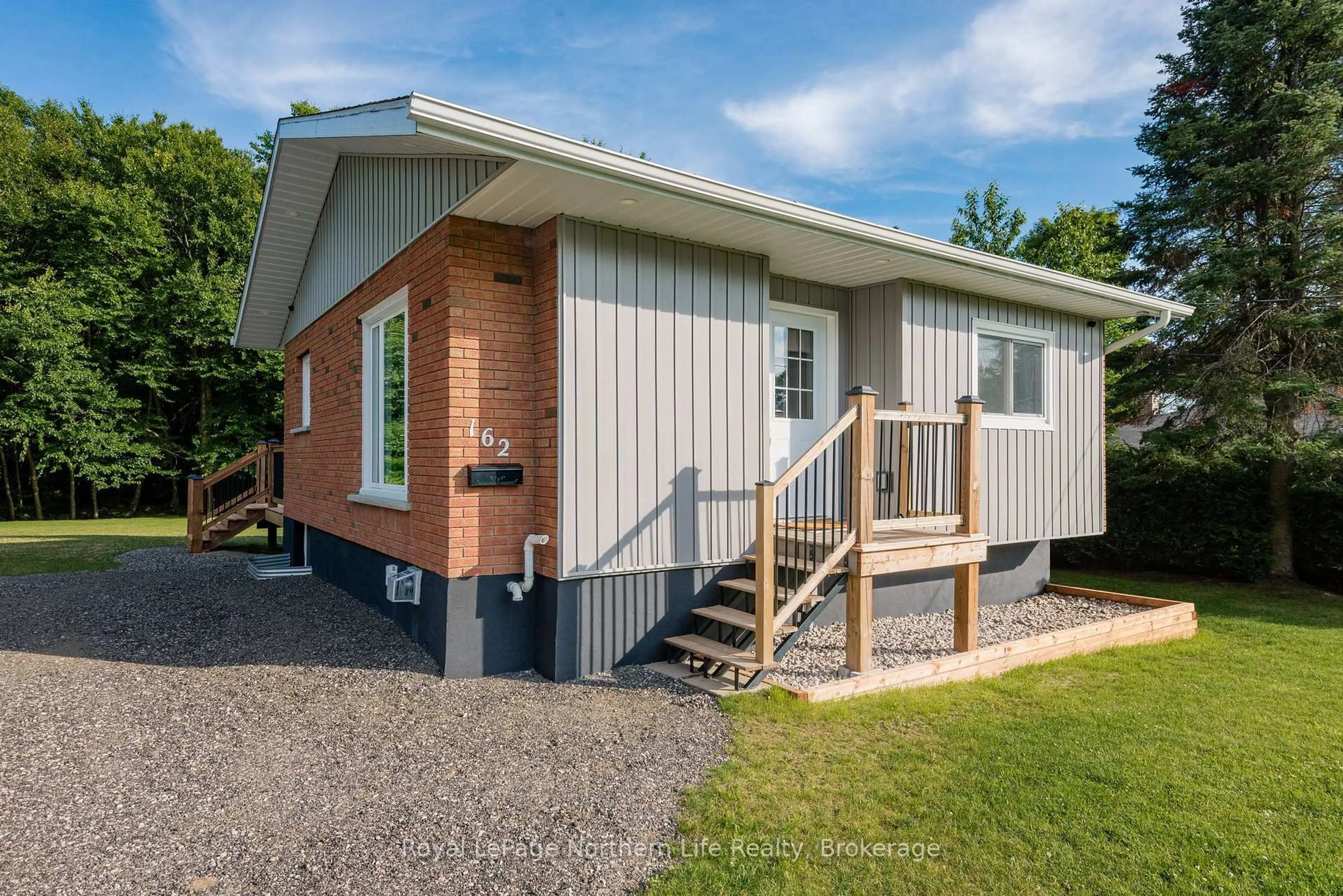 Home with vinyl exterior material, building for 162 Francis Ave, North Bay Ontario P1C 1B2