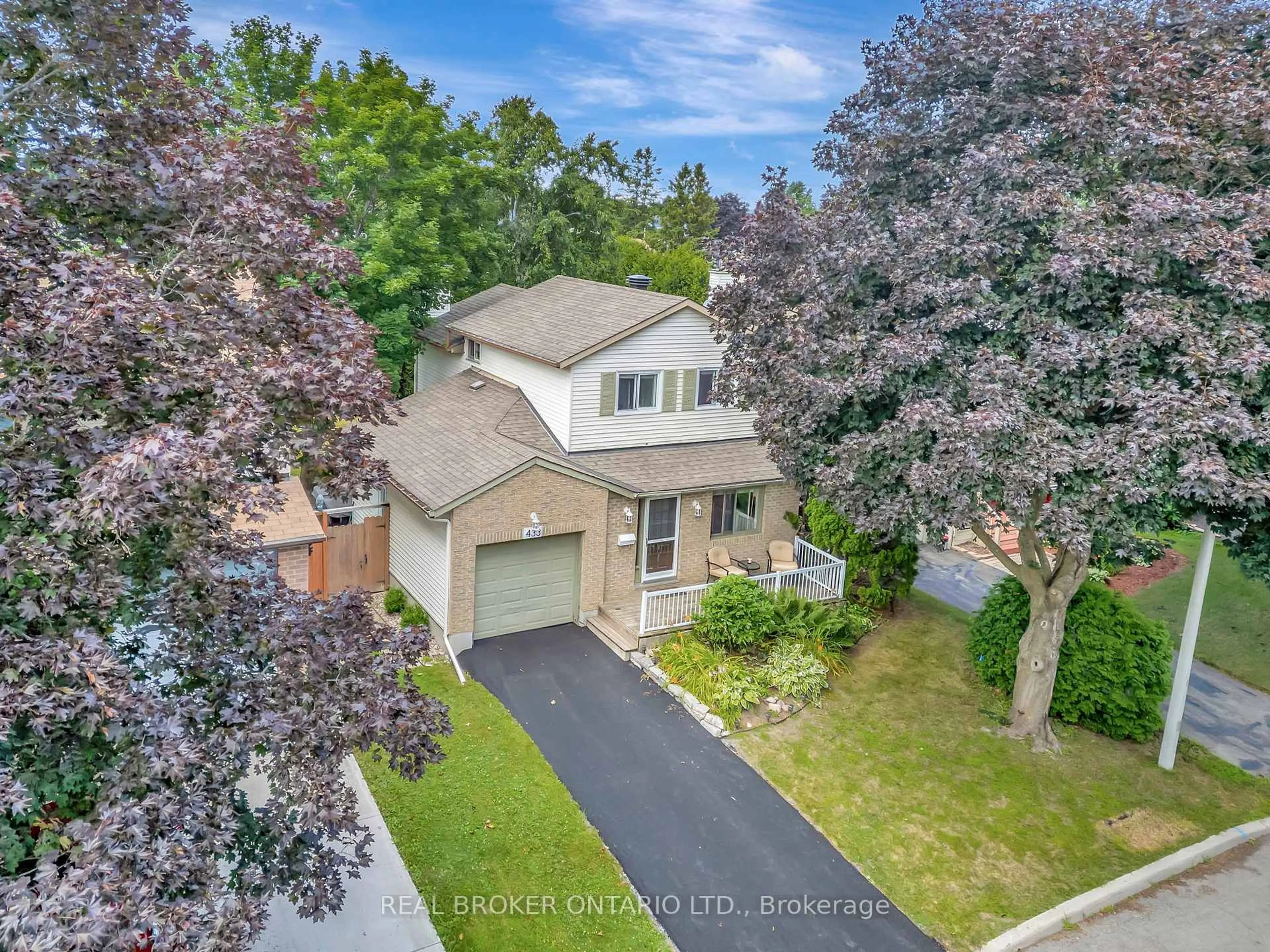 A pic from outside/outdoor area/front of a property/back of a property/a pic from drone, street for 433 Duvernay Dr, Ottawa Ontario K1E 2N7