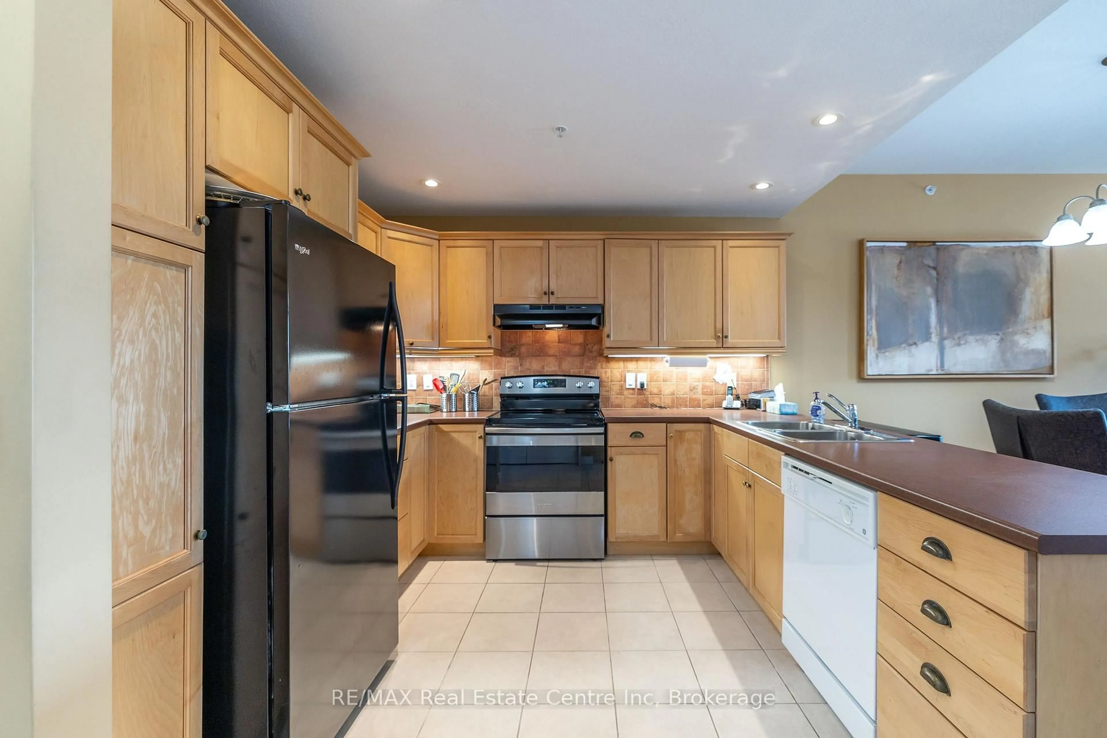 Standard kitchen, ceramic/tile floor for 20 Station Sq #303, Centre Wellington Ontario N0B 1S0