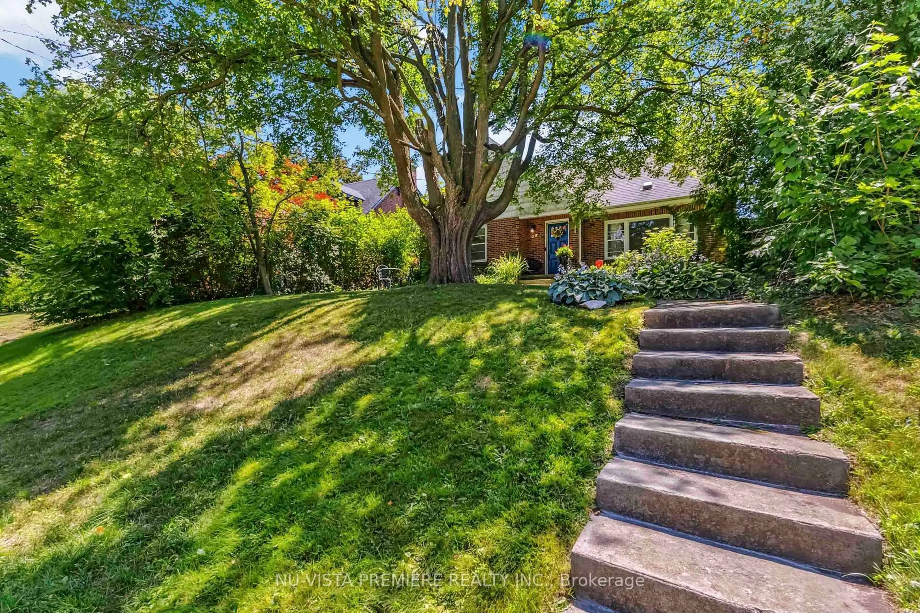 A pic from outside/outdoor area/front of a property/back of a property/a pic from drone, street for 481 Regent St, London East Ontario N5Y 4H5