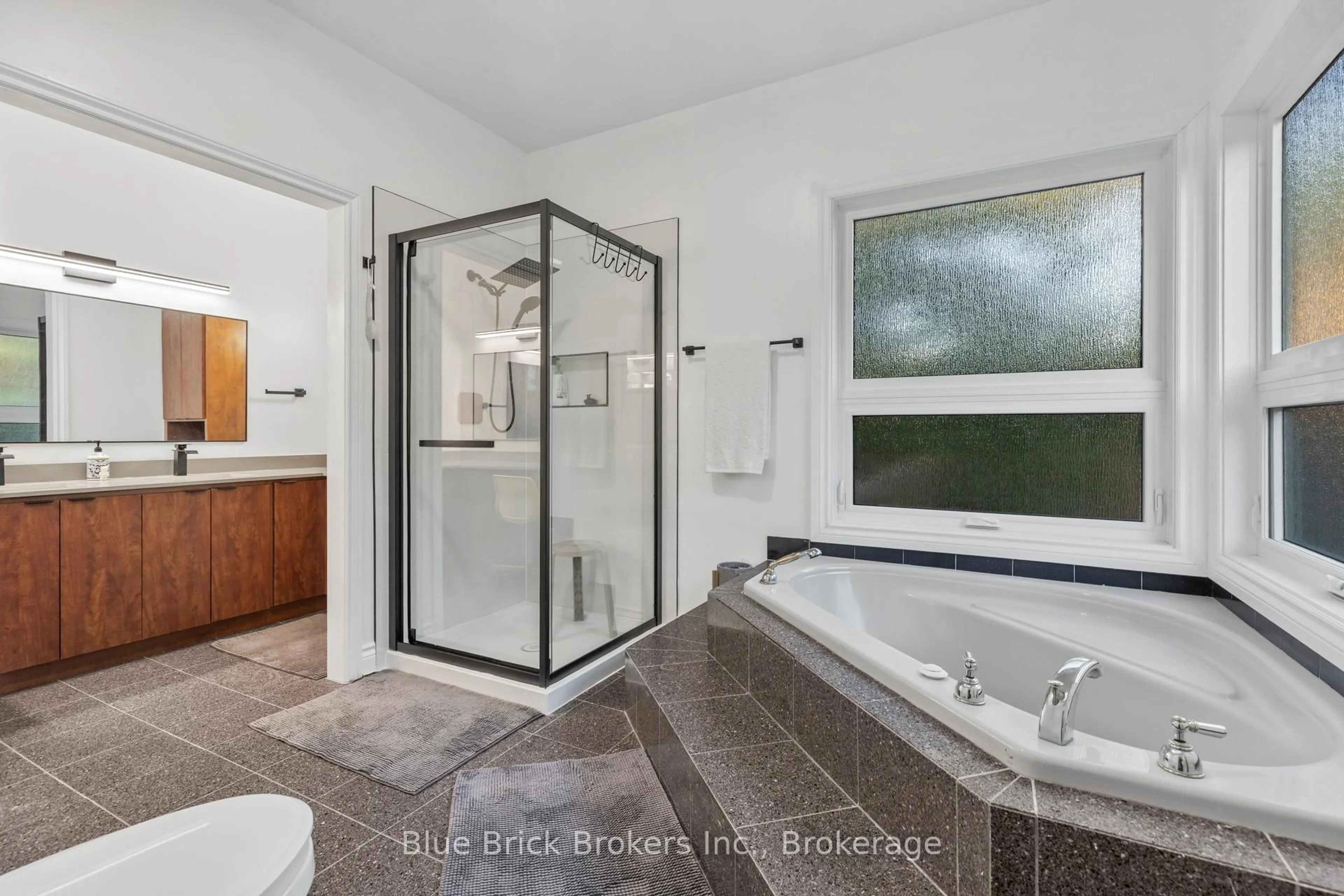 Contemporary bathroom, ceramic/tile floor for 768 FRANKLINWAY Cres, London North Ontario N6G 5C8