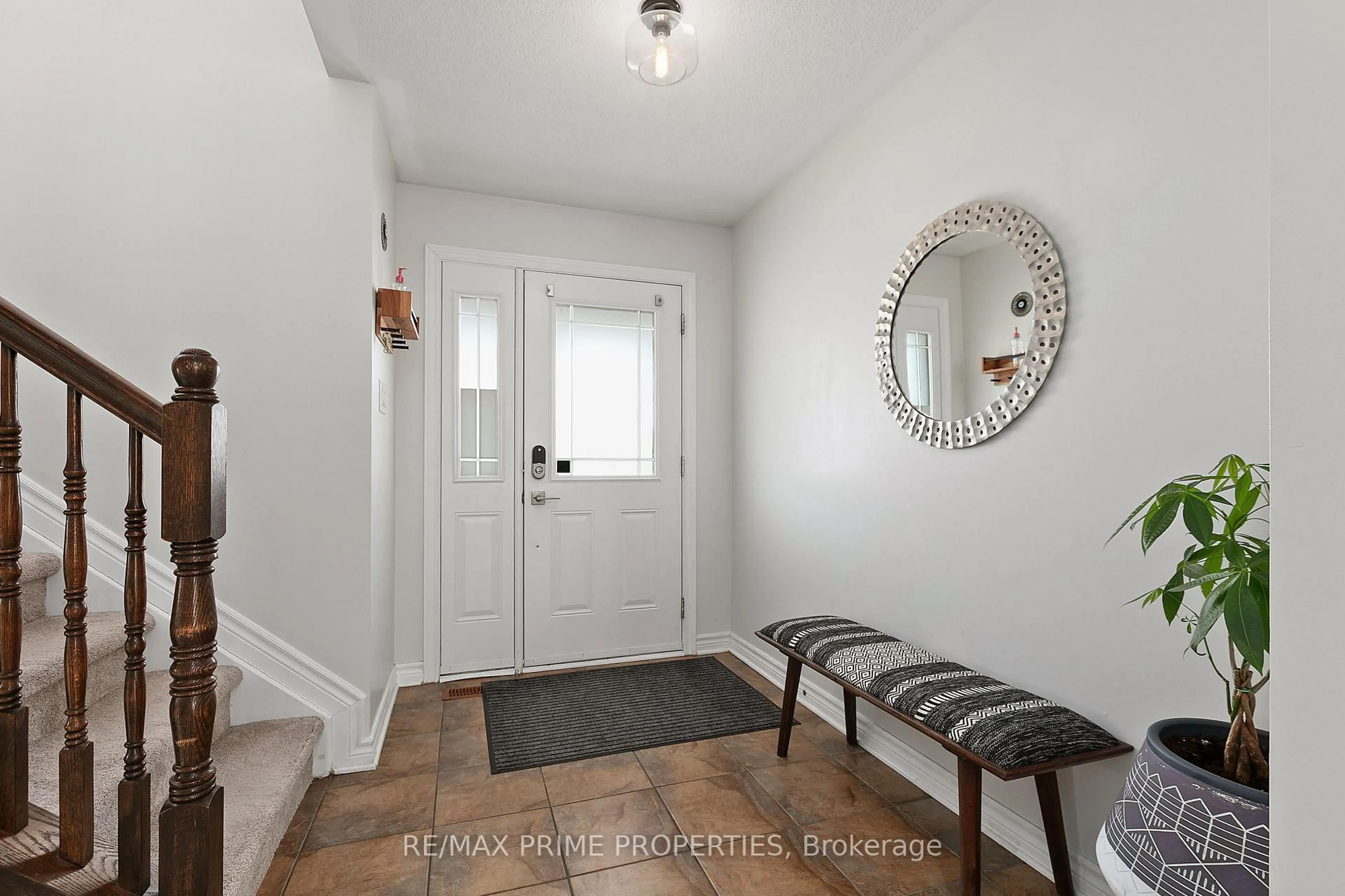Indoor entryway for 513 PAUL METIVIER Dr, Ottawa Ontario K2J 0H4