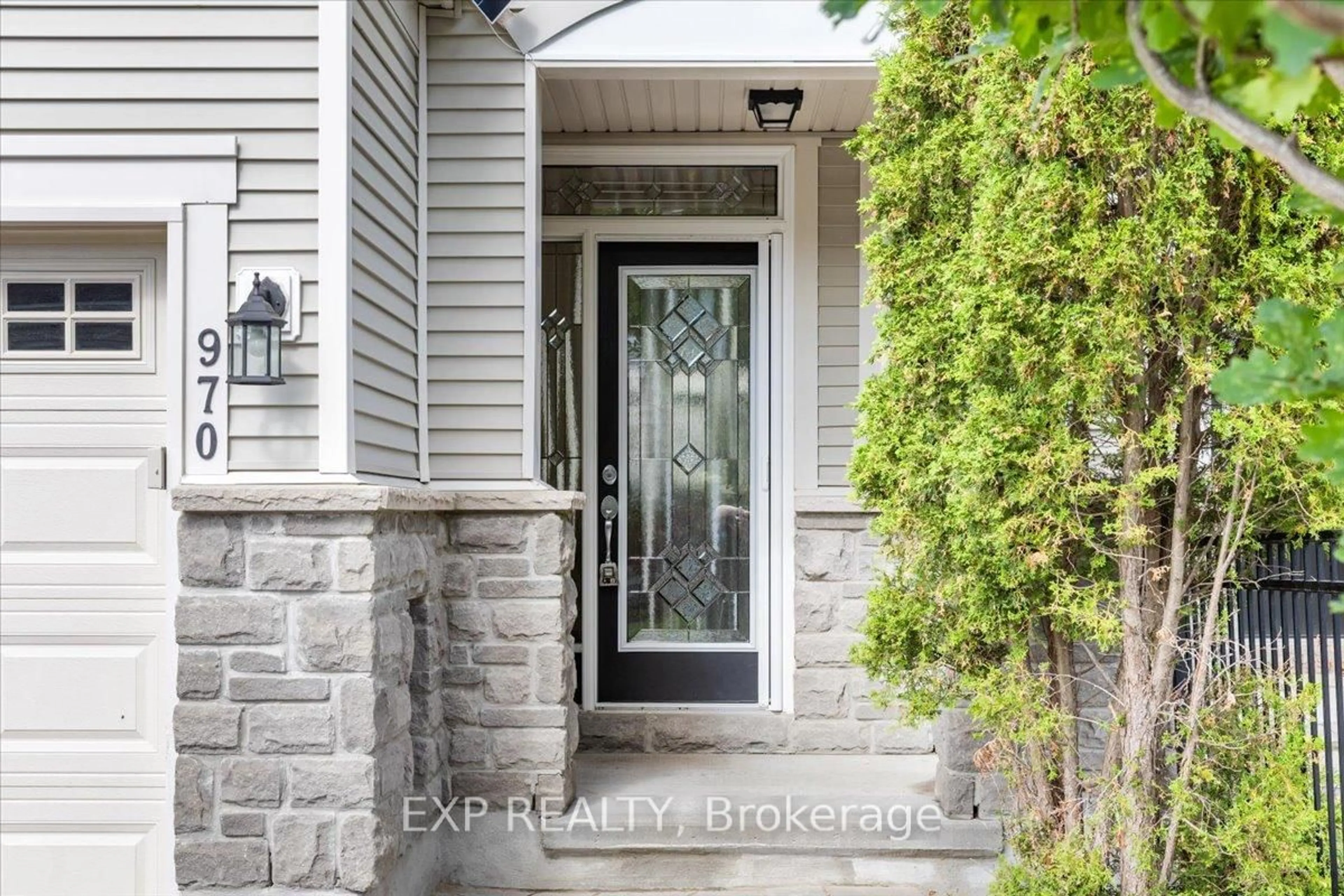 Indoor entryway for 970 Caldermill Private, Ottawa Ontario K2J 0Z7