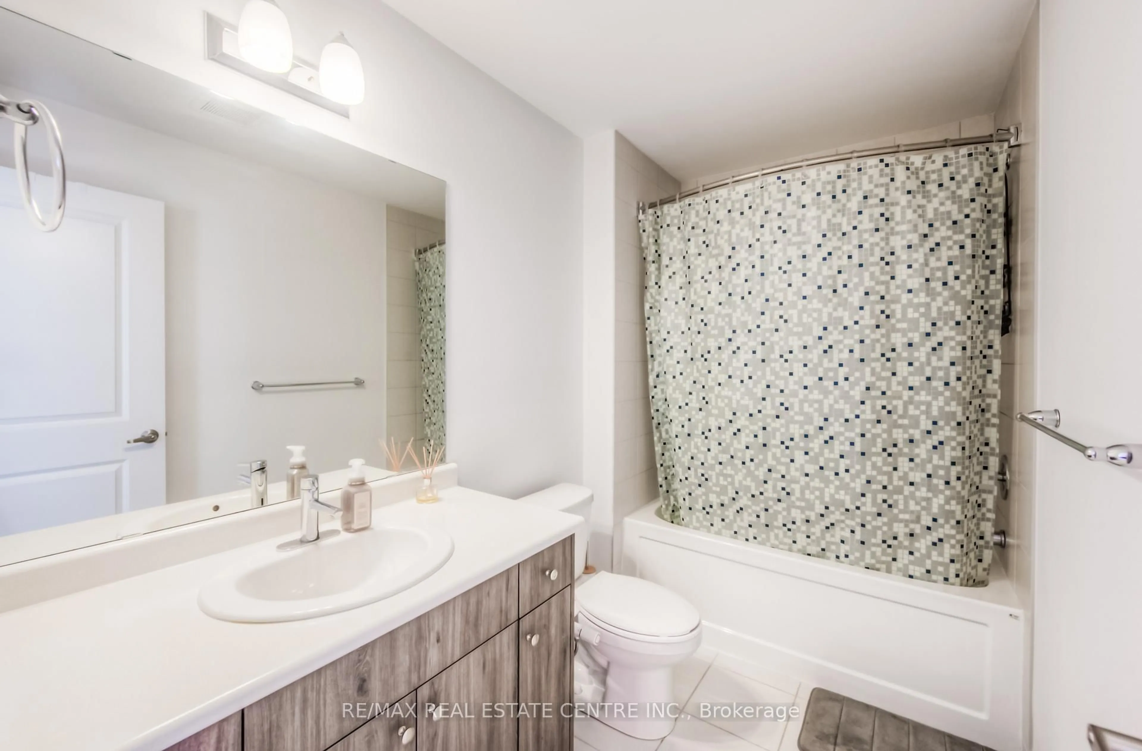 Standard bathroom, ceramic/tile floor for 19 Baker Lane, Brant Ontario N3L 0K3