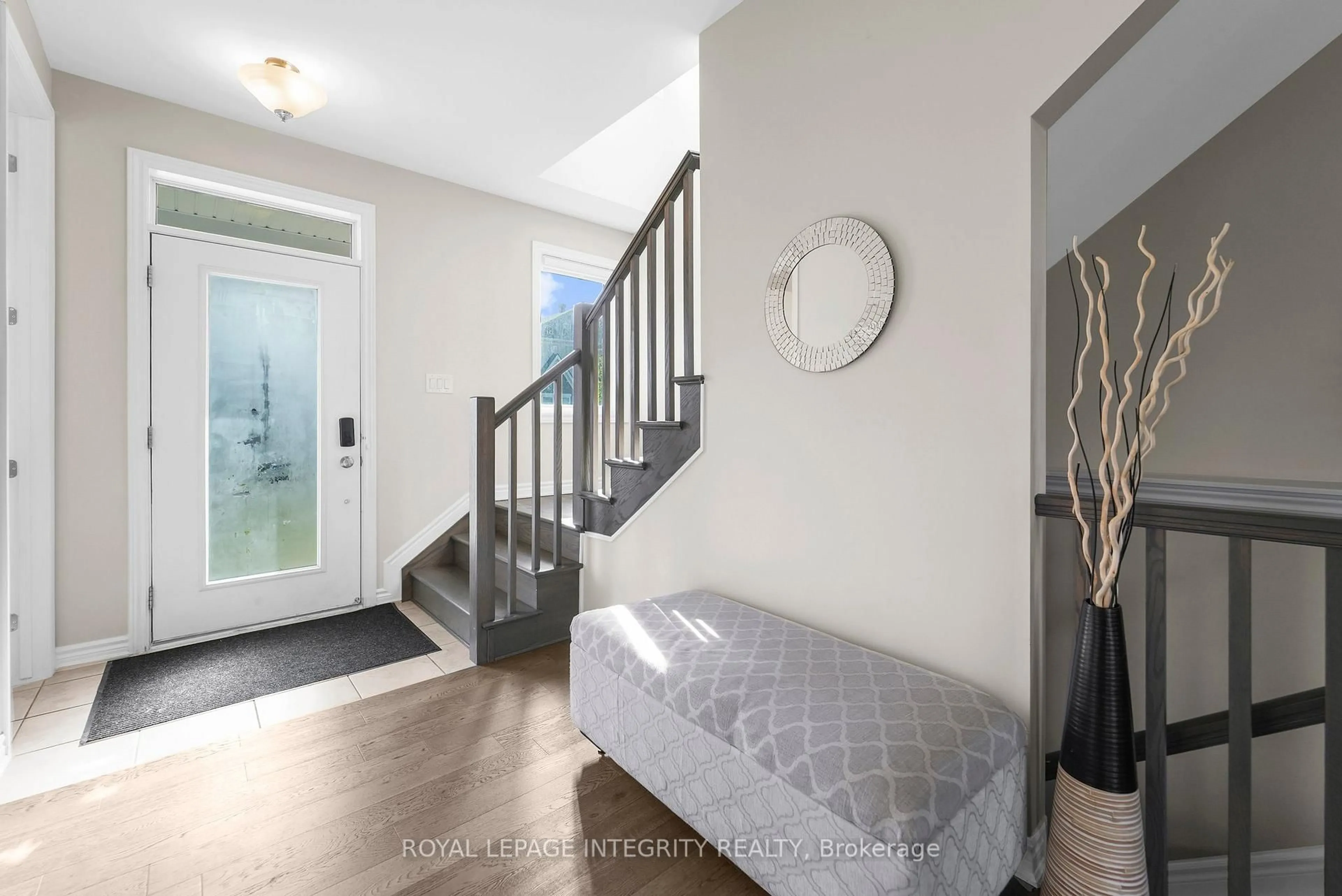 Indoor entryway for 724 Vennecy Terr, Ottawa Ontario K1W 0N3